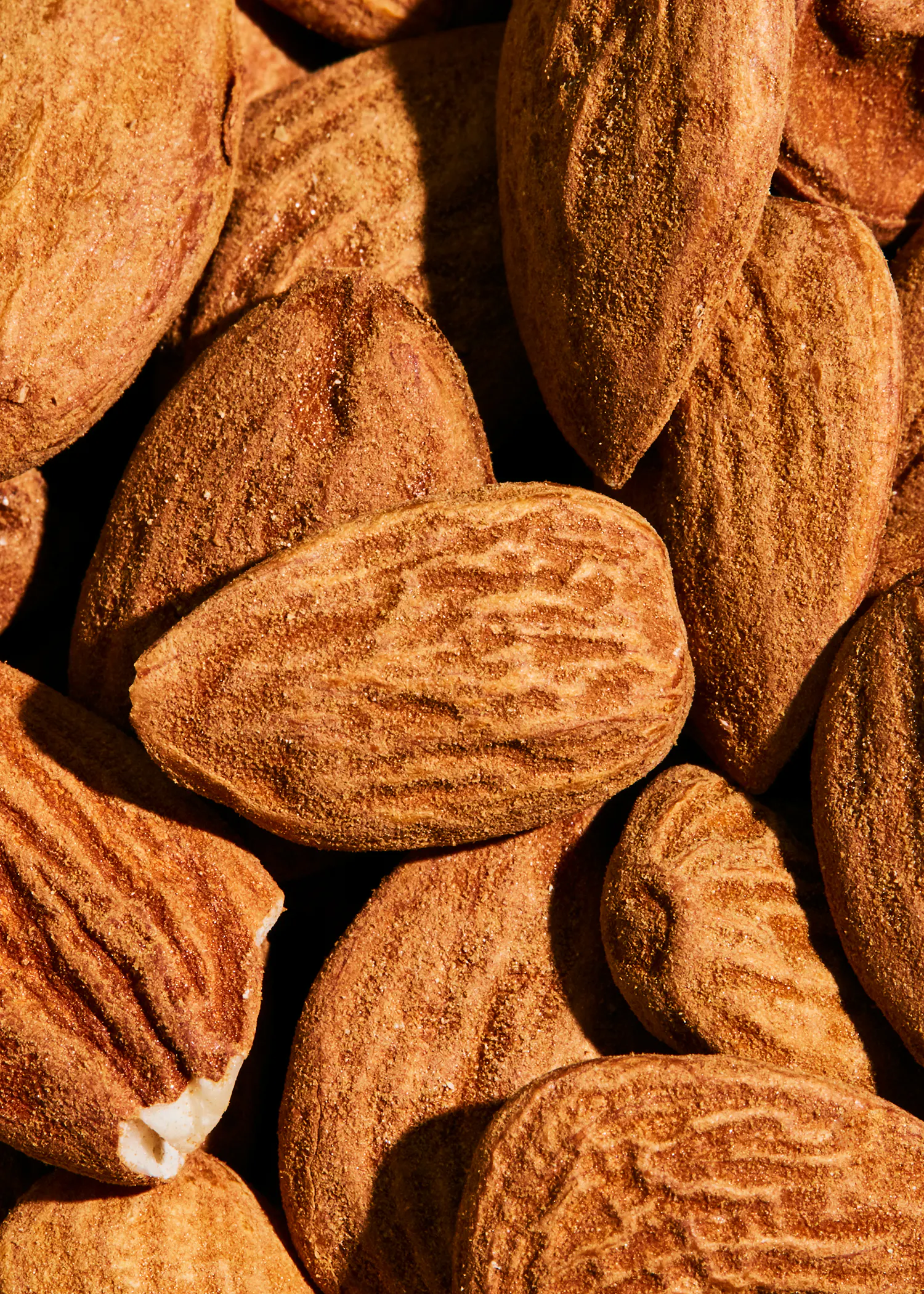 un tas de noix d' amandes sur fond noir