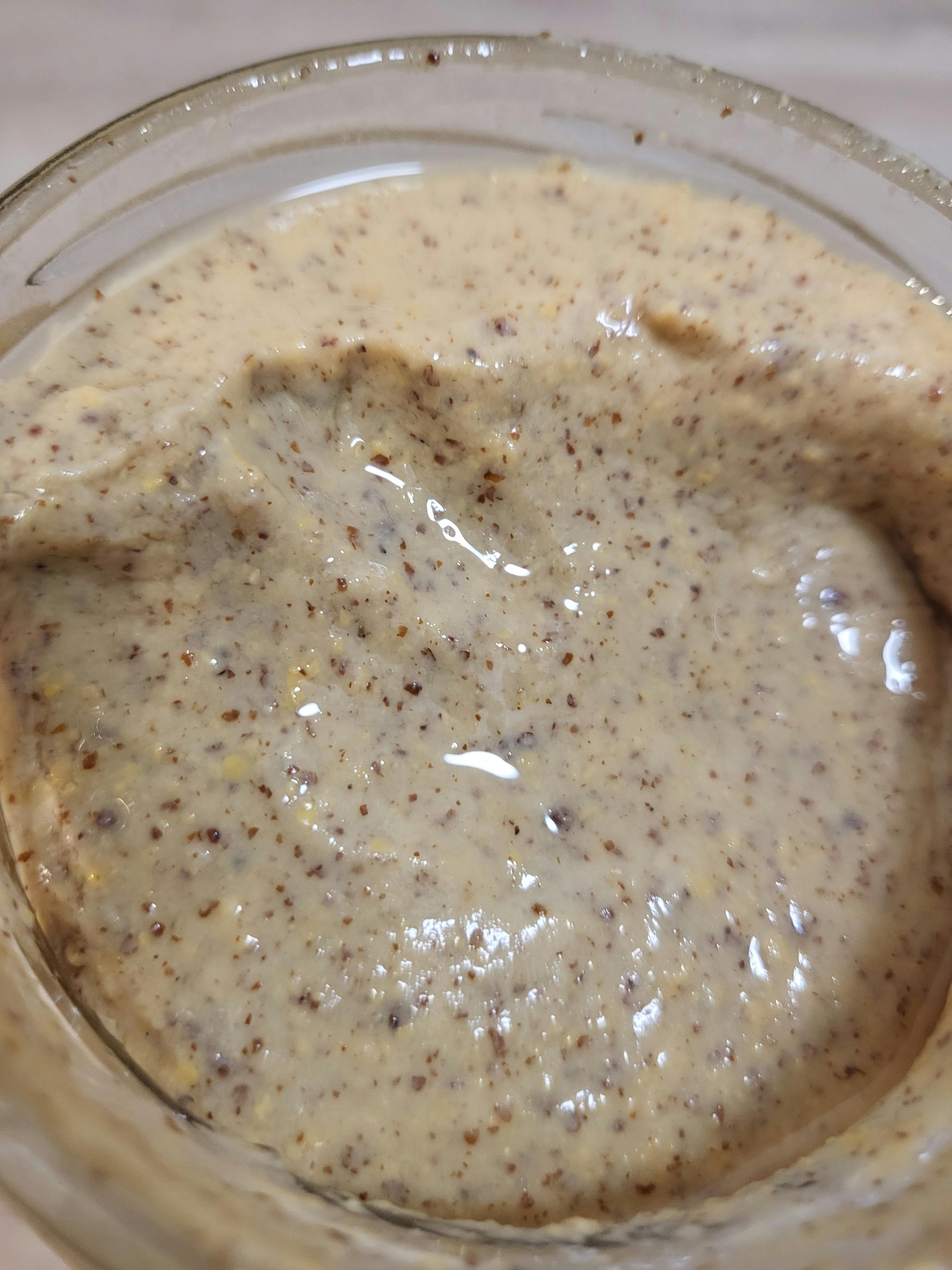 una ciotola di vetro piena di un liquido marrone