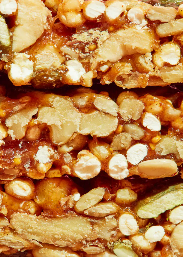 un gros plan d' un morceau de nourriture avec des noix et des graines