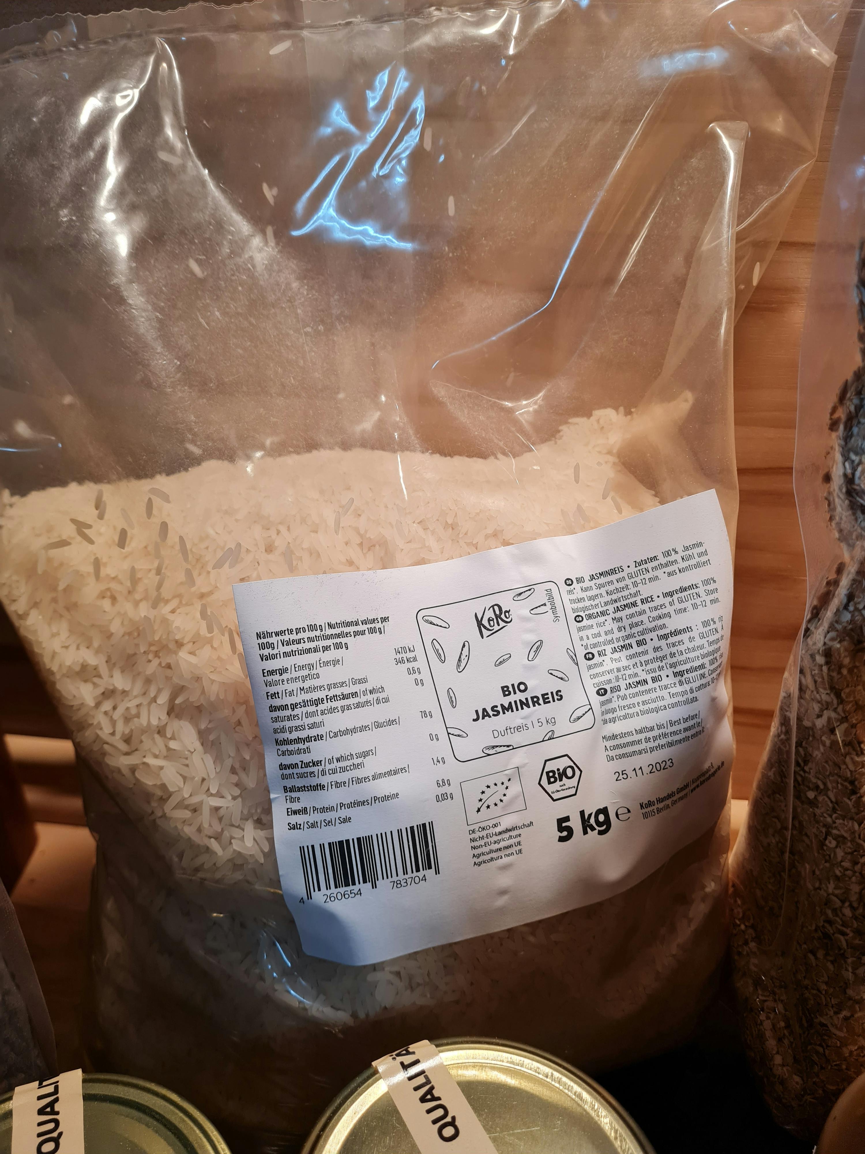 un sac de riz bio avec une étiquette de 5 kg