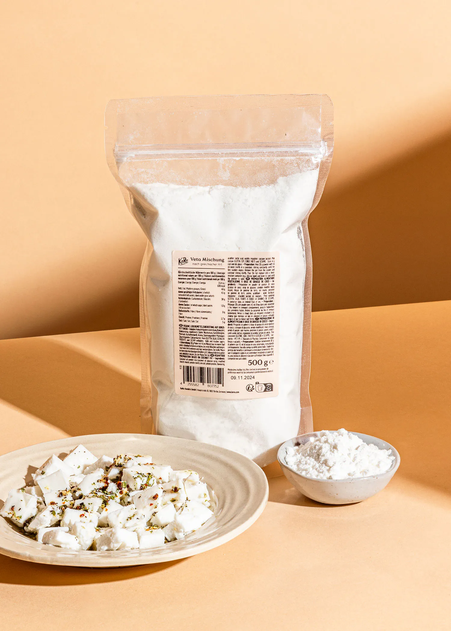 un sac de farine est posé à côté d' une assiette de nourriture