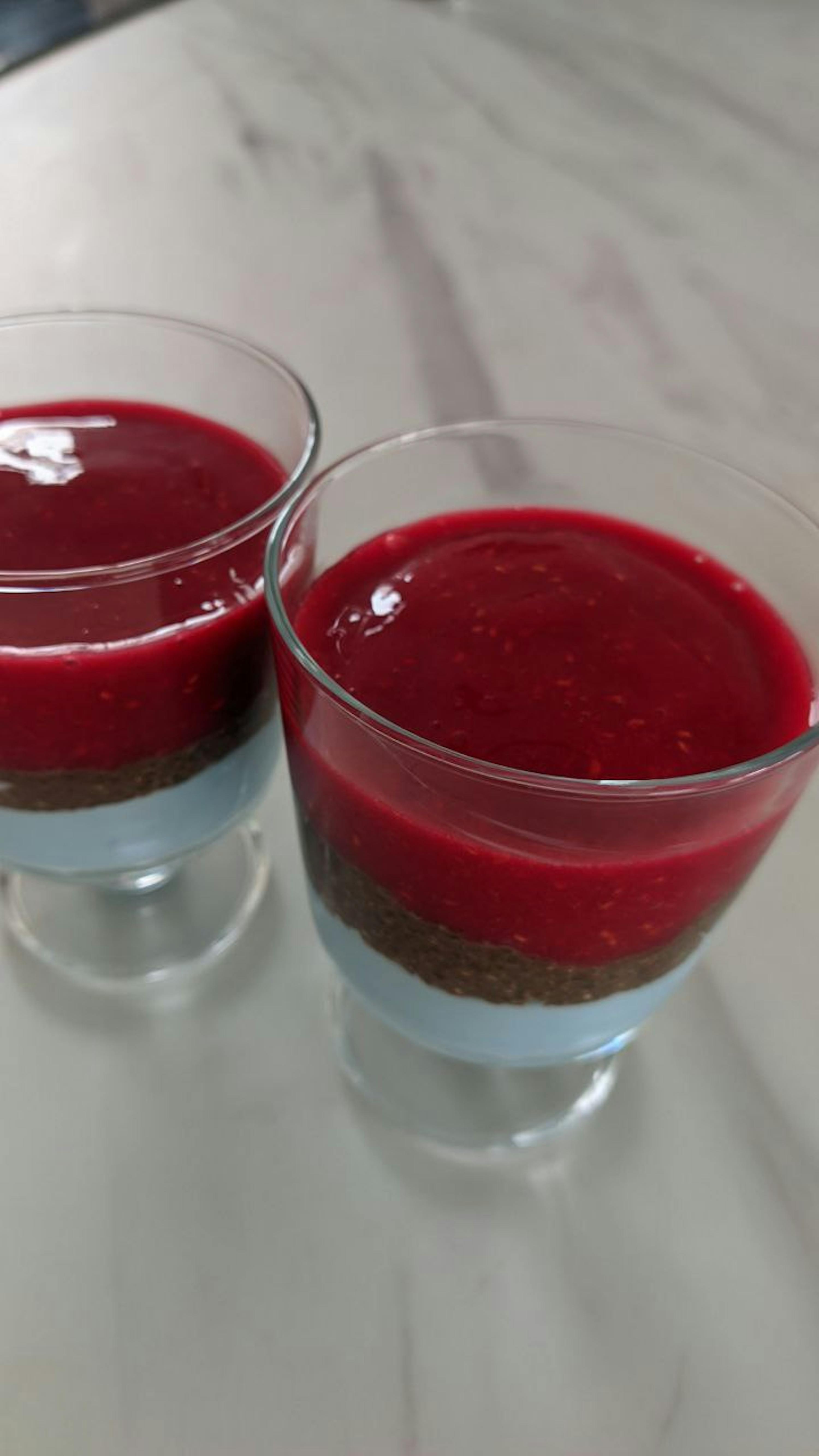 due bicchieri pieni di salsa rossa e blu su un tavolo