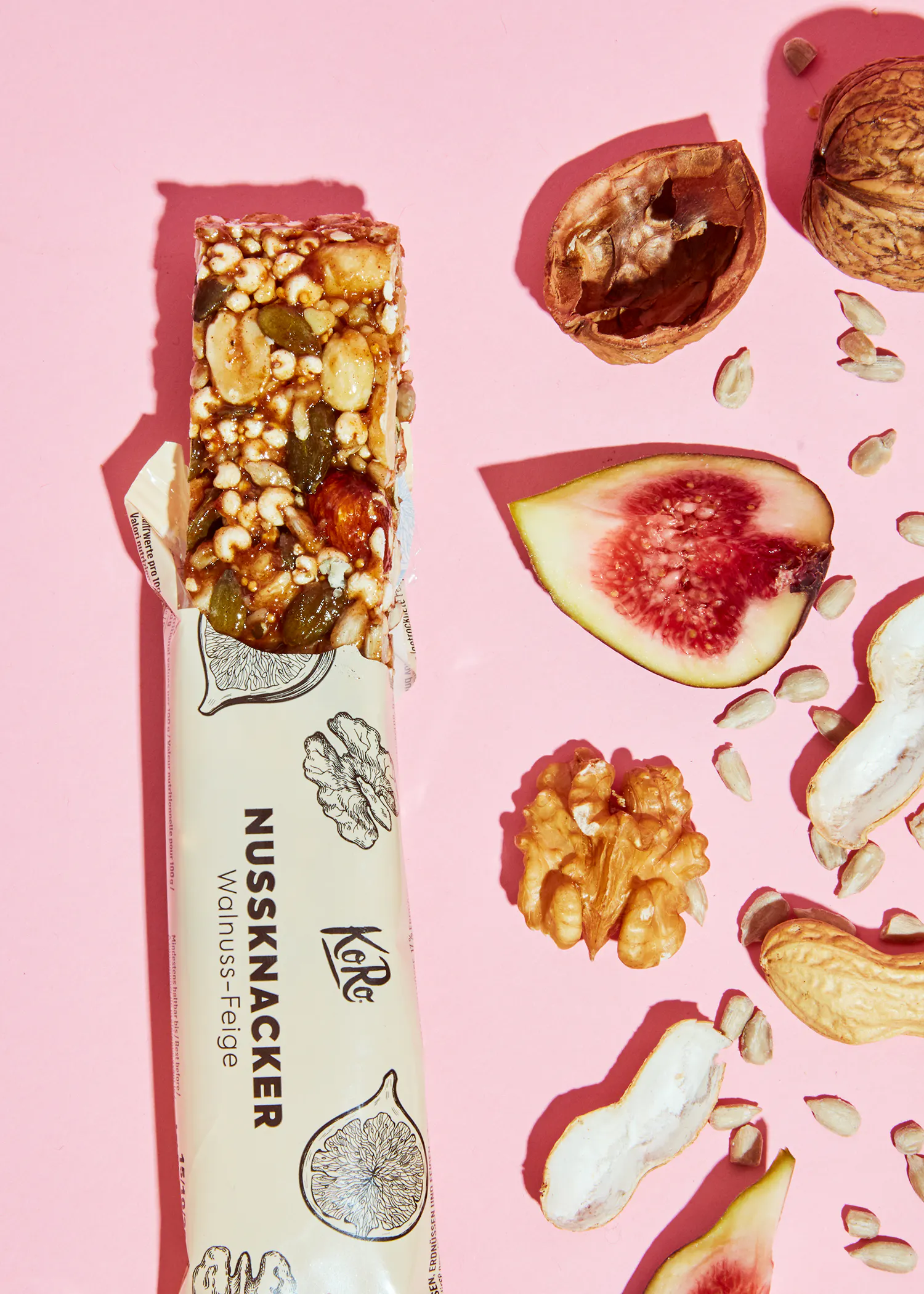 ein nussknacker-Bar liegt auf einem rosa Hintergrund