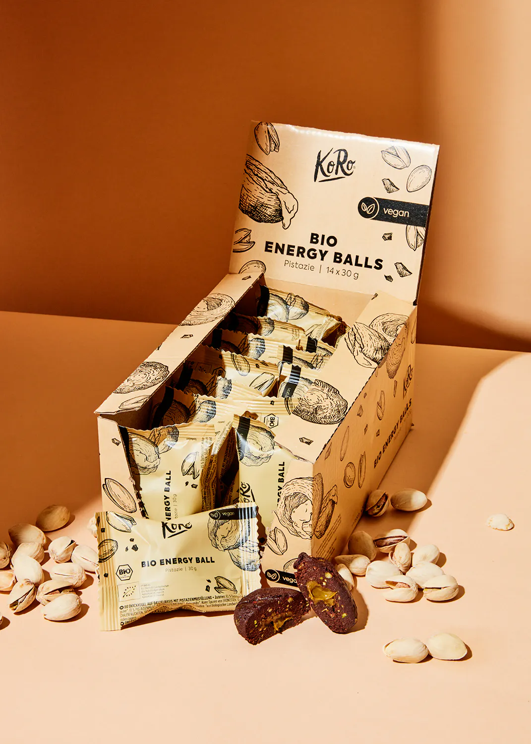 une boîte de balles d' énergie bio avec des pistaches