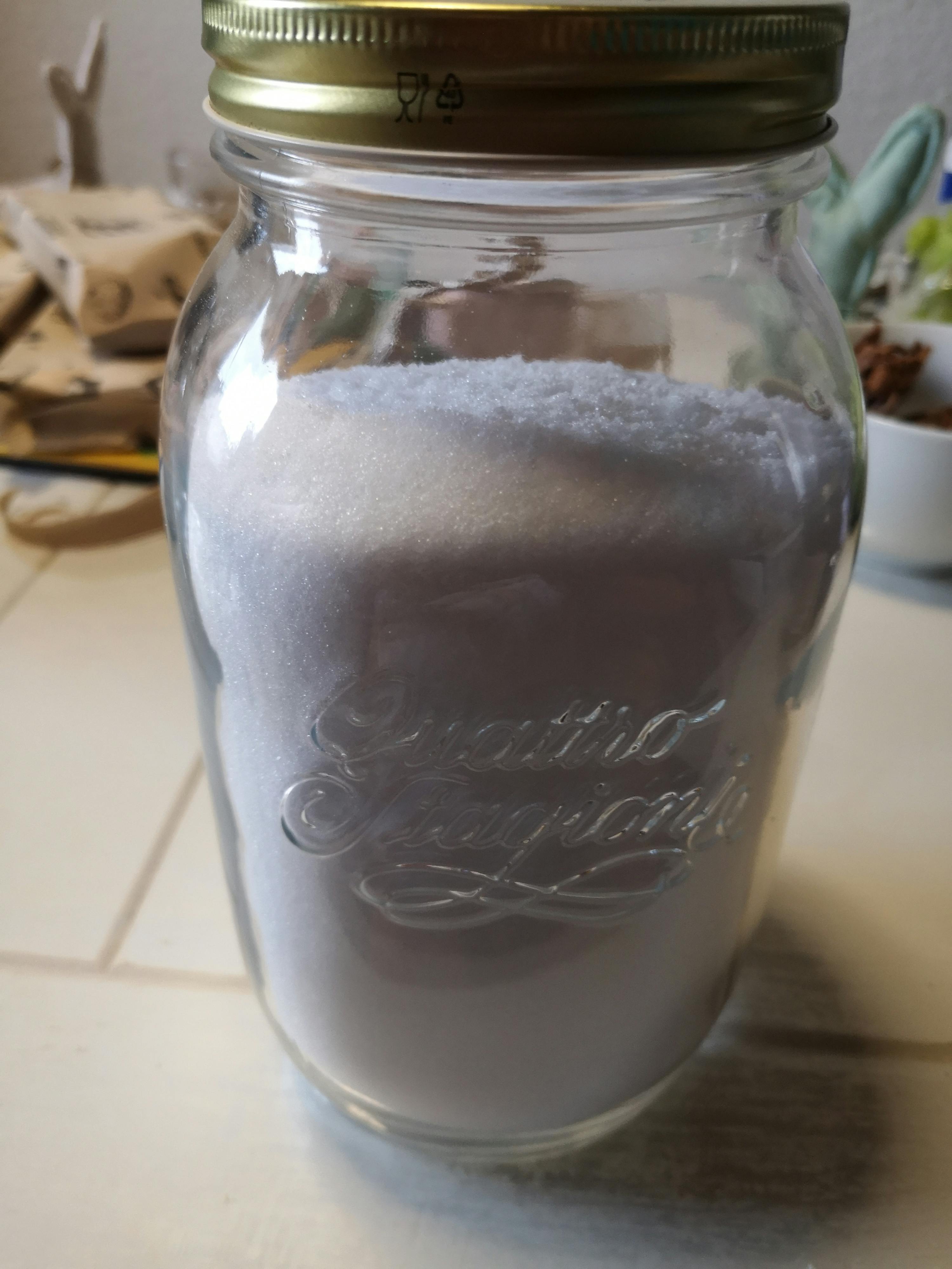 ein Glas mit einem Deckel und der Aufschrift ' quattro stagioni ' darauf