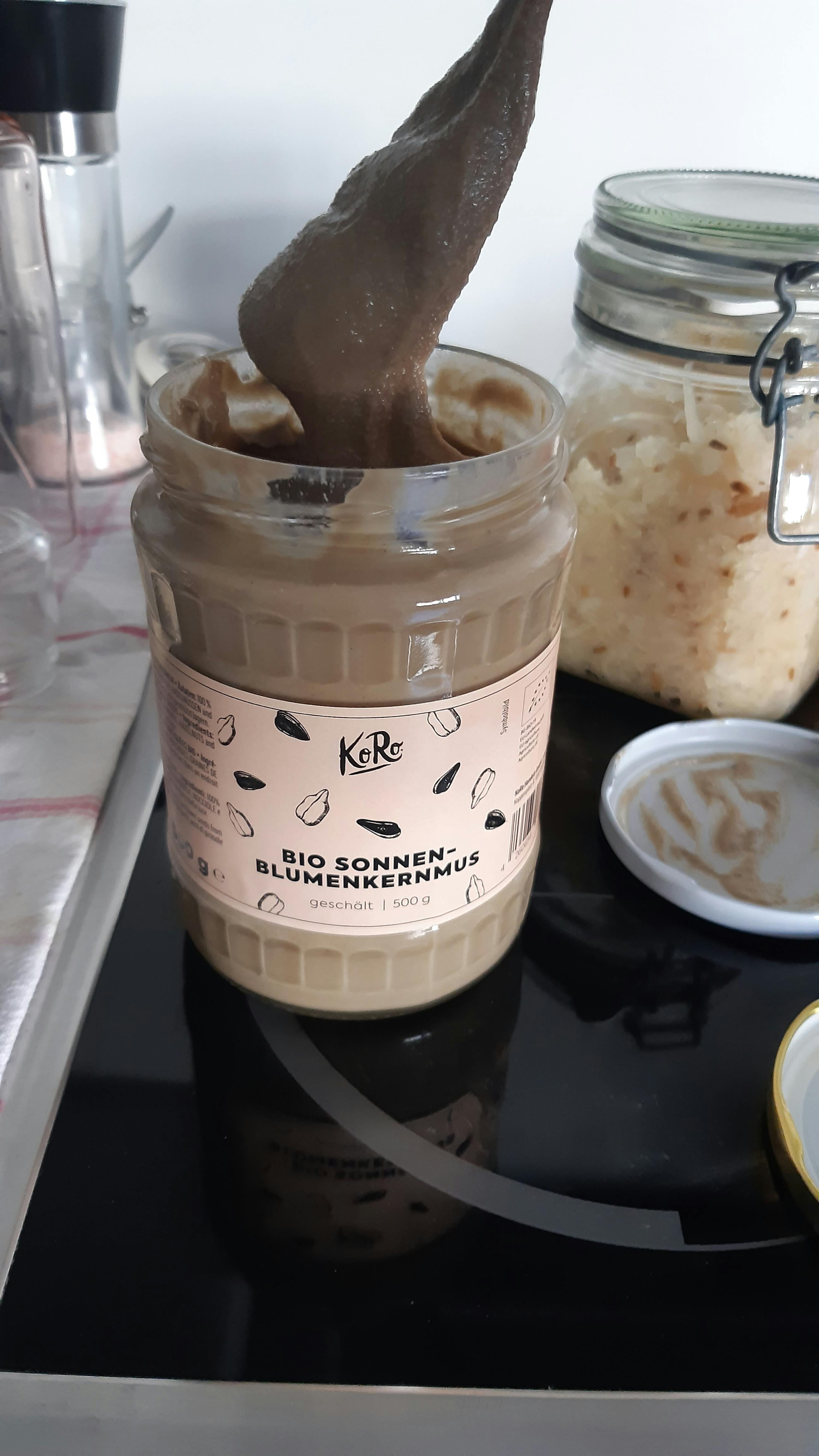 un bocal de beurre d' arachide bio est sur une cuisinière