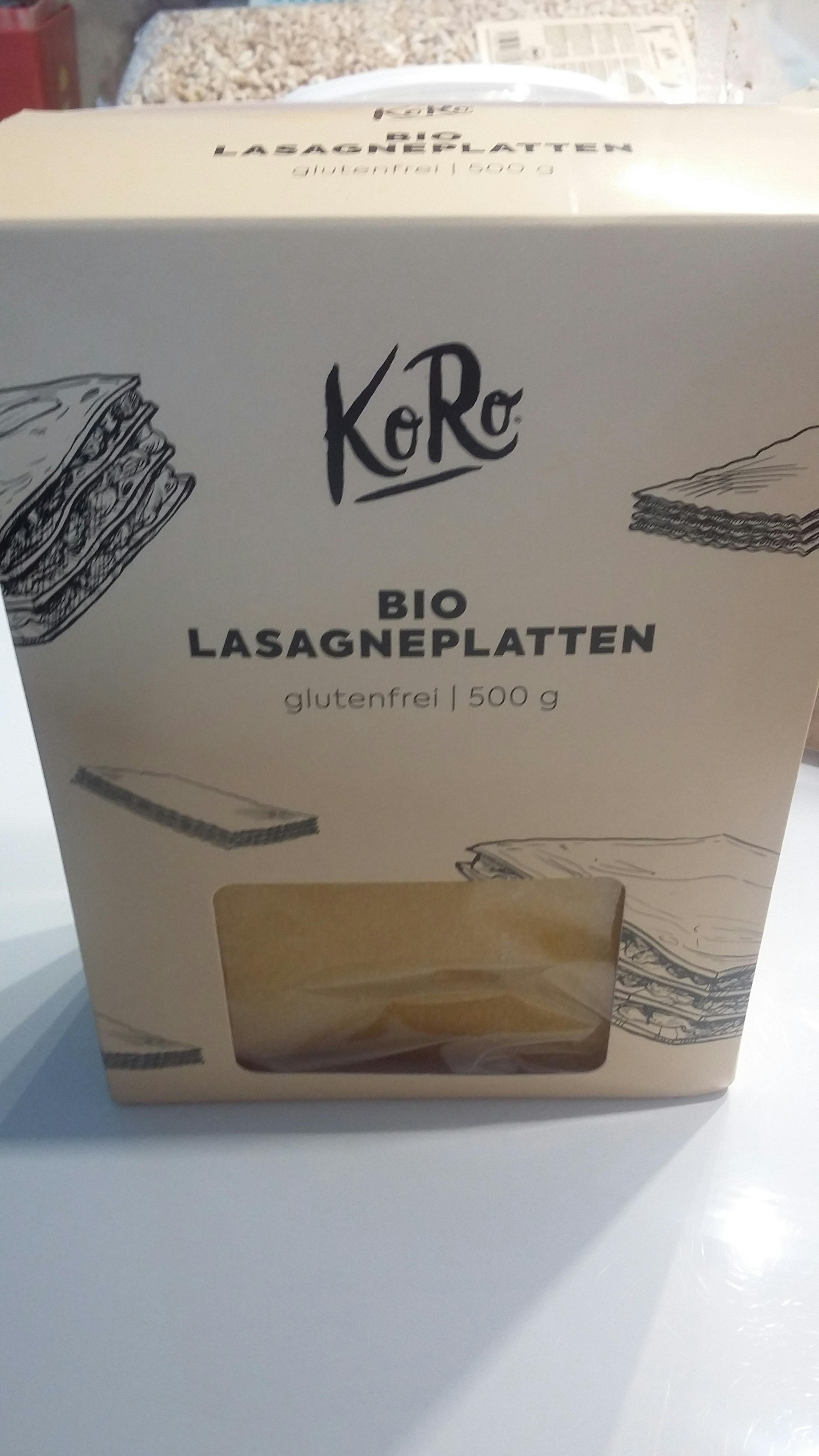 une boîte de lasagna bio de 500 g est assise sur une surface blanche