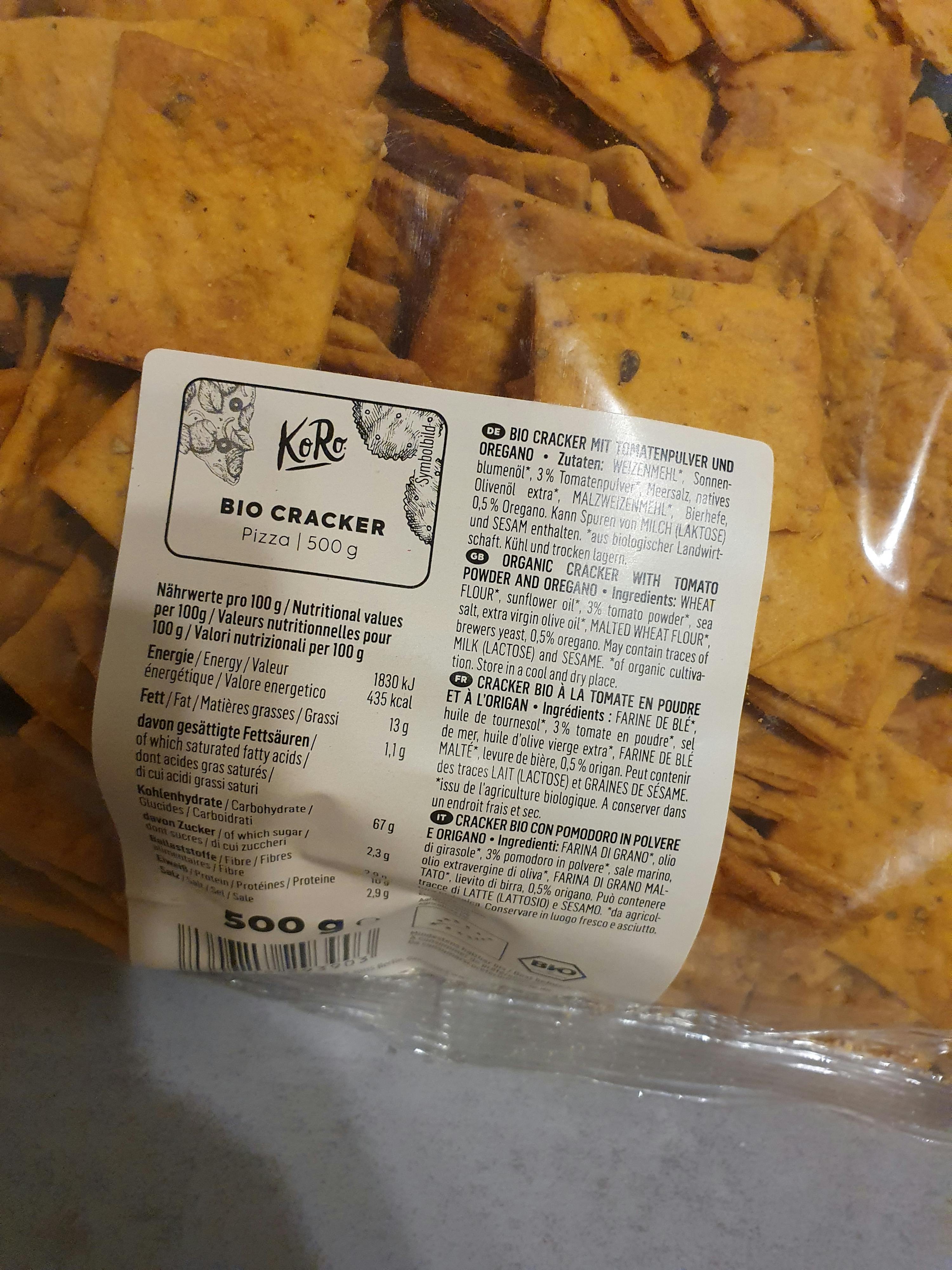 l' etichetta di un sacchetto di cracker bio è in lingua italiana