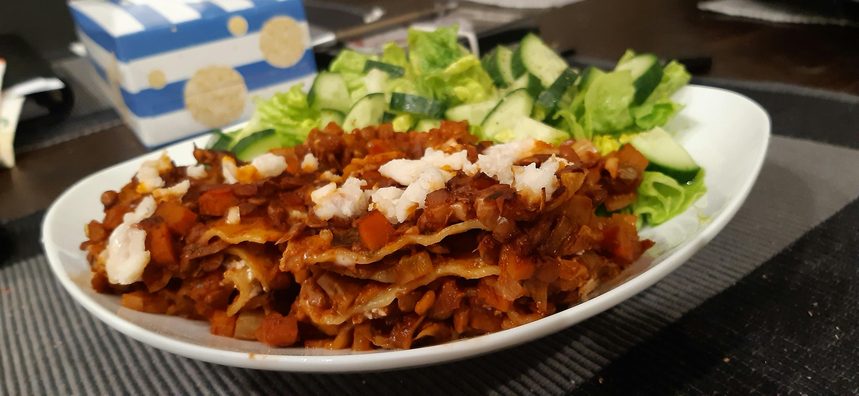 un gros plan d' une assiette de nourriture sur une table