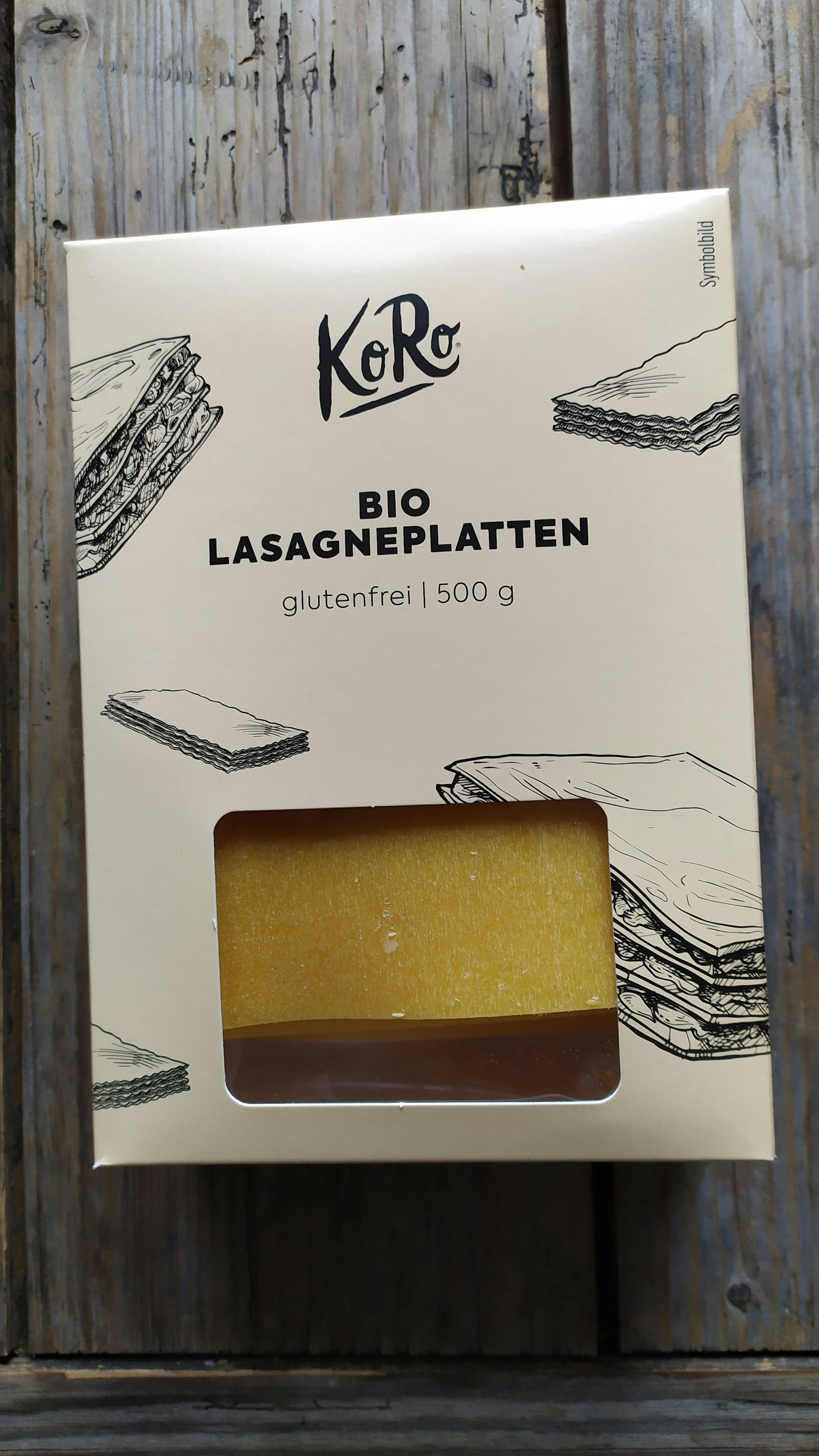une boîte de lasagna bio de koro est posée sur une table en bois