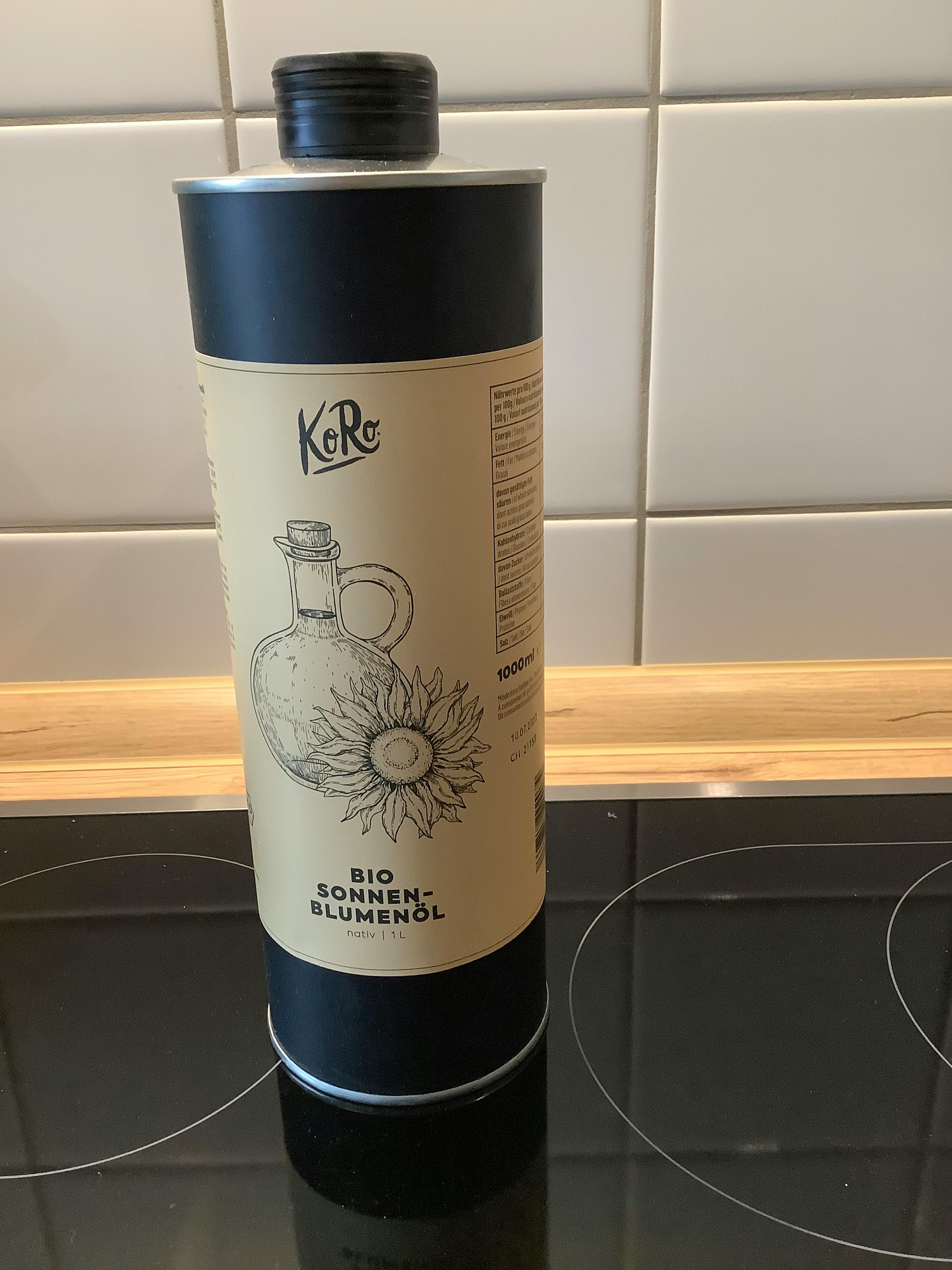 eine Flasche Sonnenblumenöl steht auf einem Herd