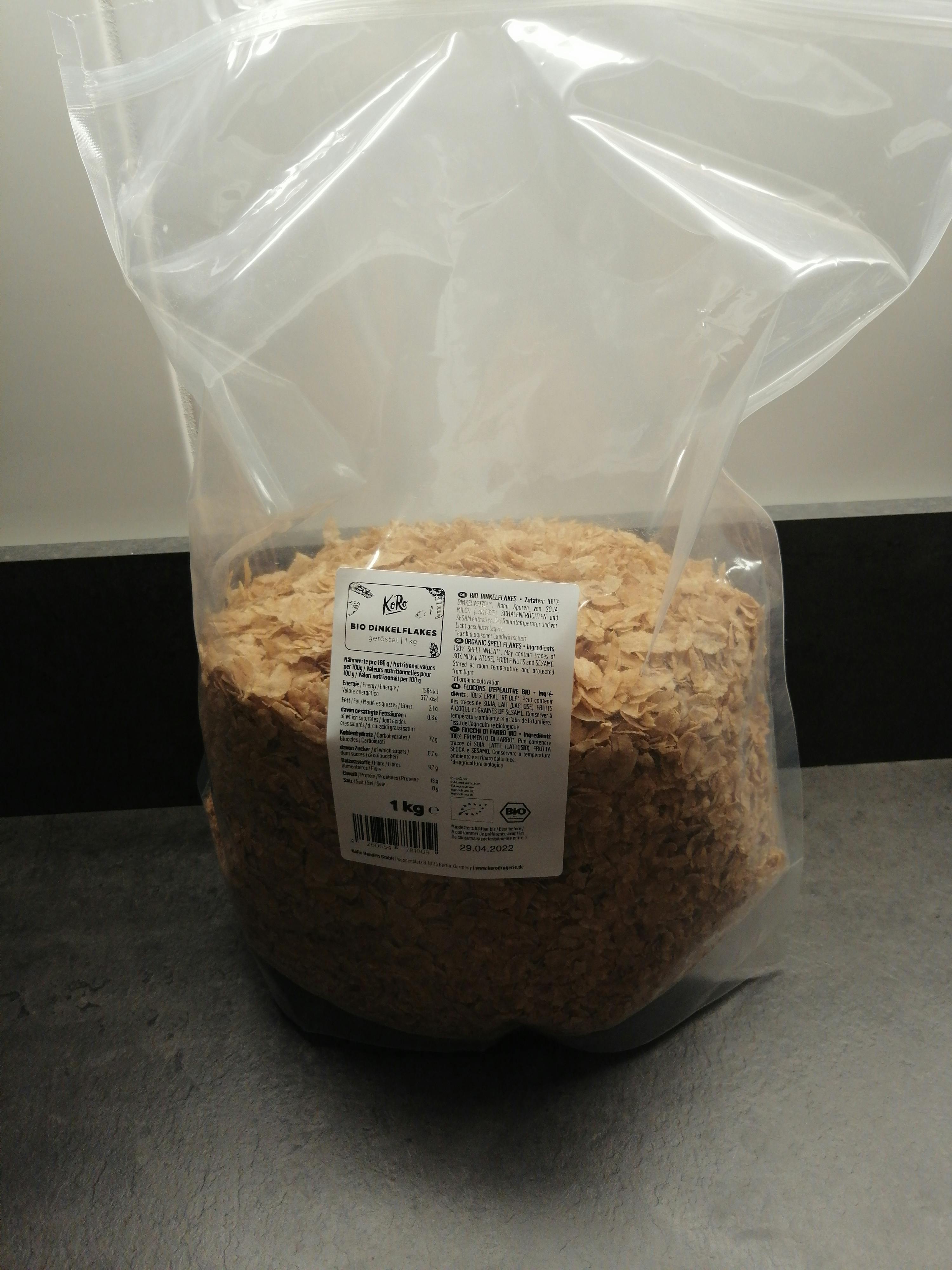 un sac en plastique rempli de flocons d' avoine