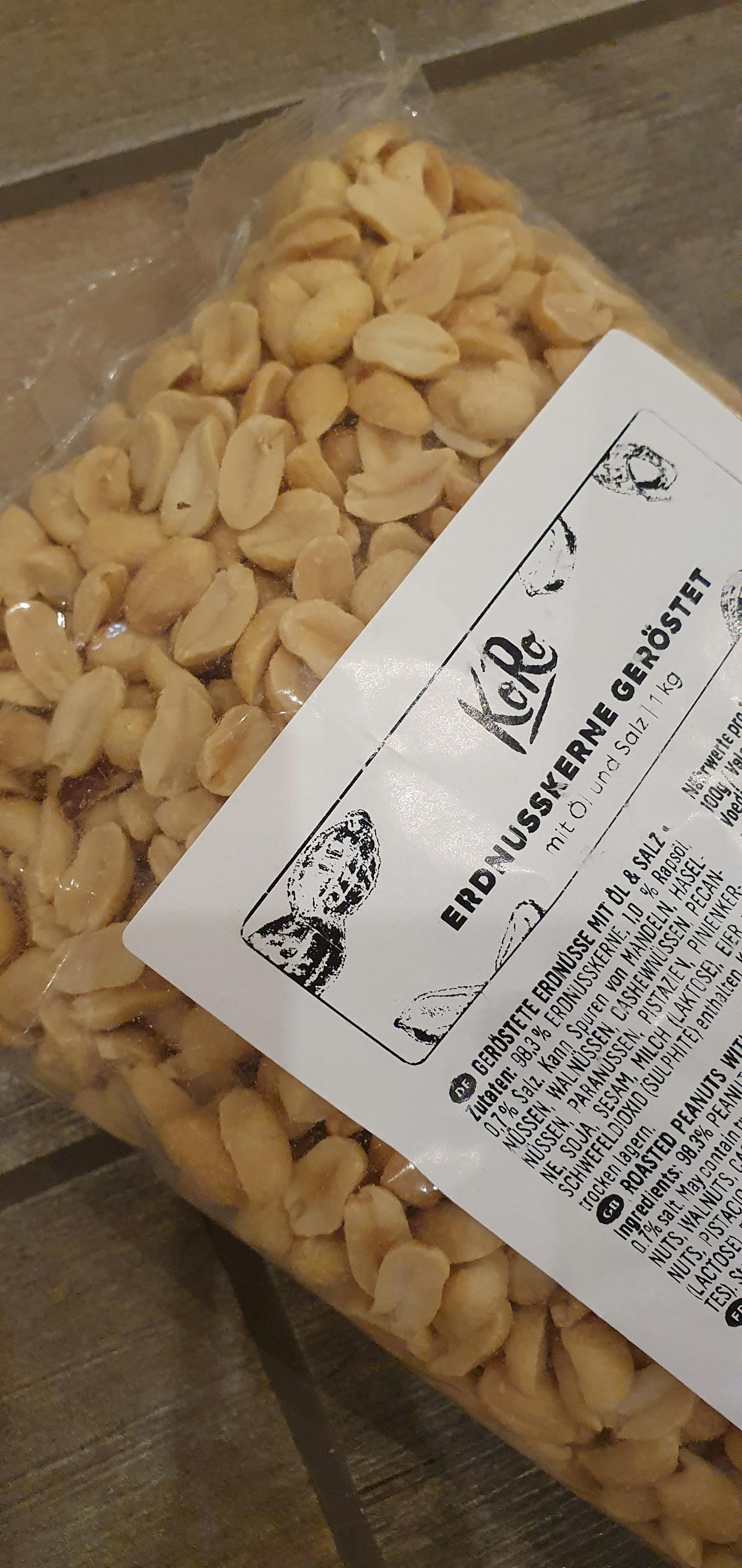 un sacchetto di arachidi è seduto su un tavolo di legno