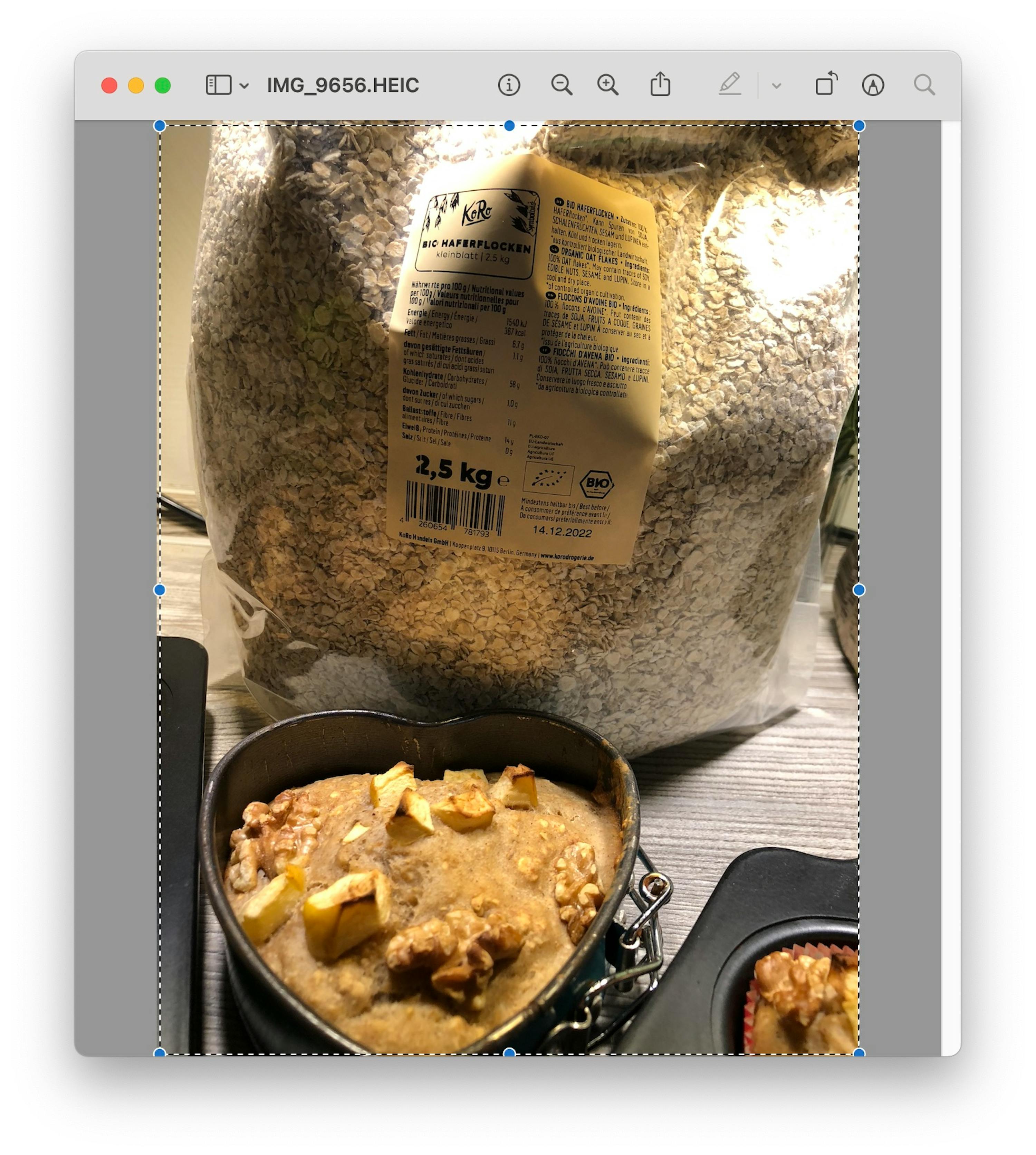 un sac de flocons d' avoine bio de 2,5 kg est posé sur une table