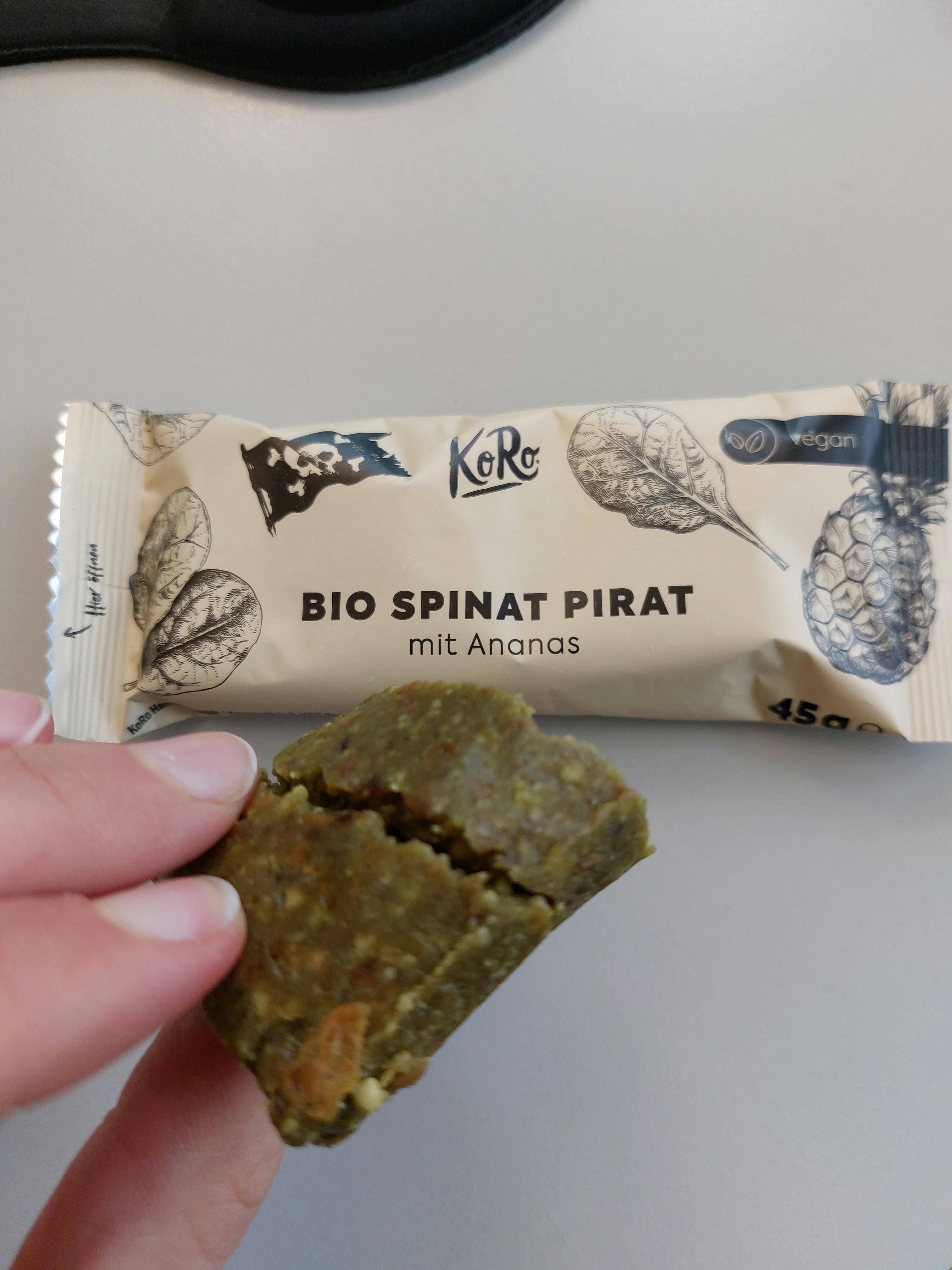 una persona tiene in mano una barretta di spinaci con ananas