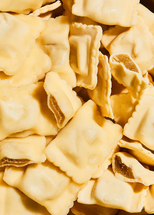 eine Nahaufnahme von einem Haufen ravioli mit der Nummer 1 darauf
