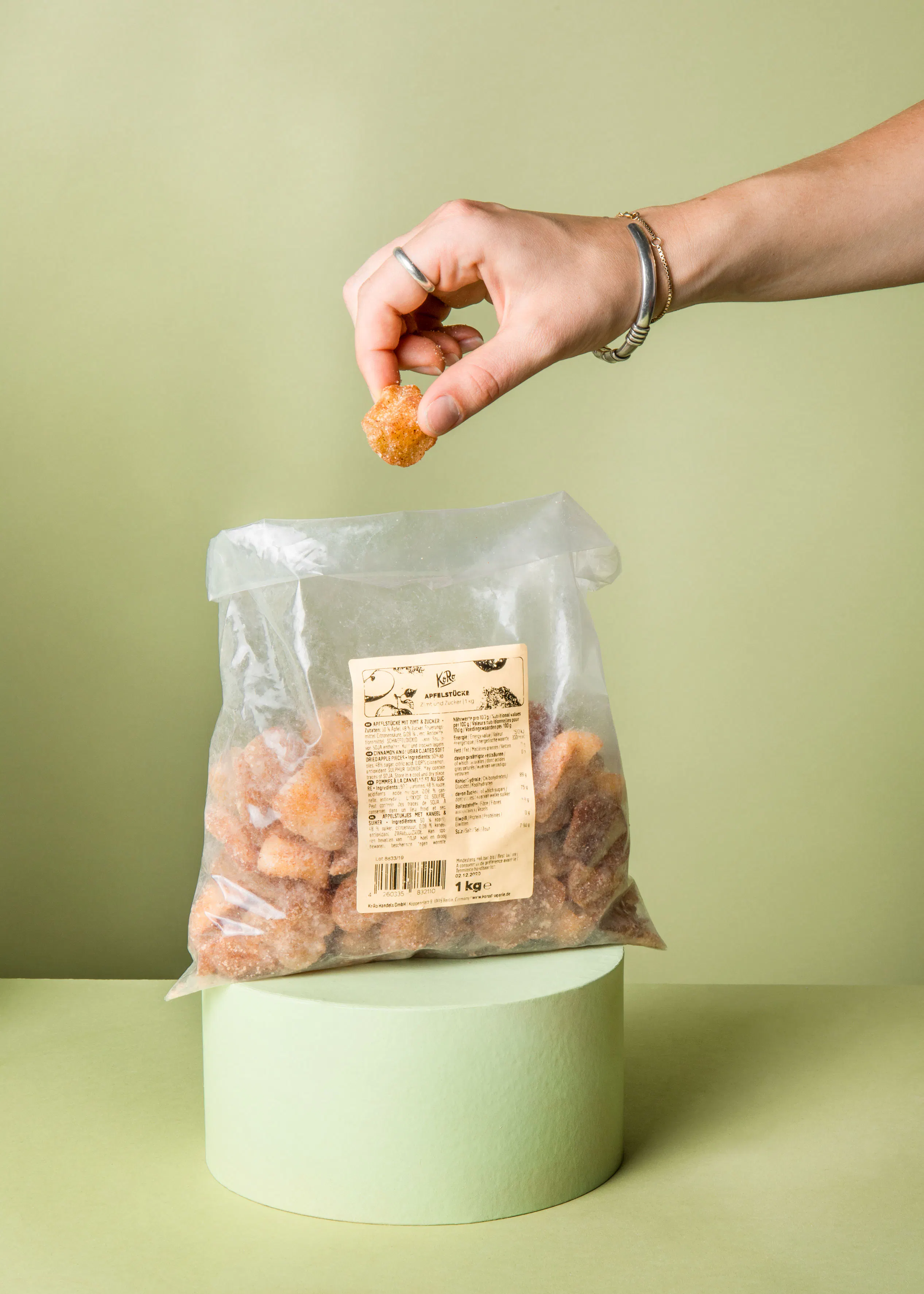 une personne tient un morceau de nourriture dans un sac de nourriture