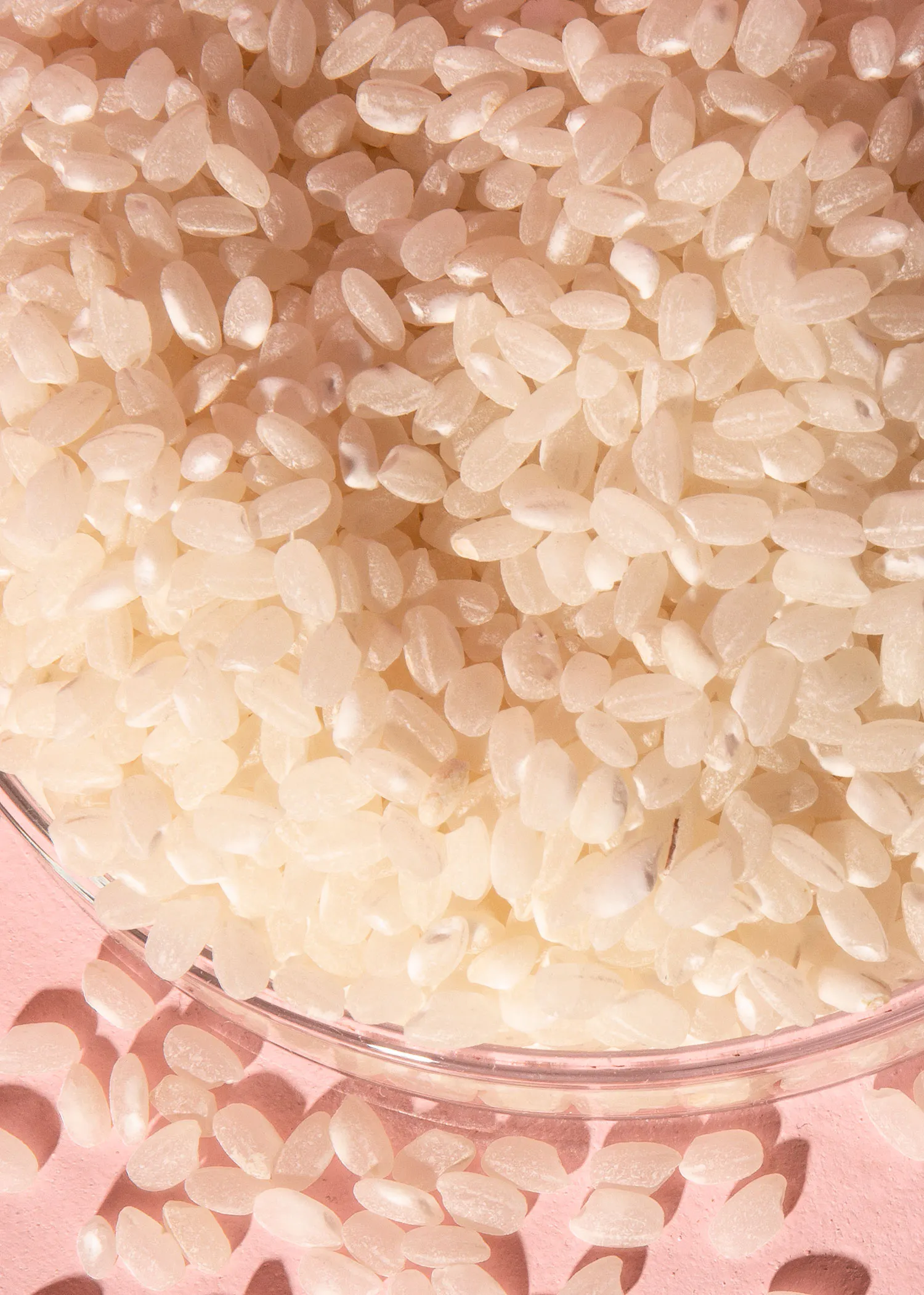 eine Nahaufnahme einer Glasschale voller Reiskörner