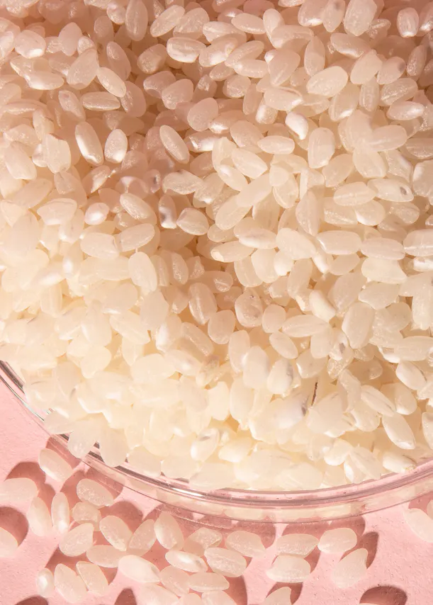 eine Nahaufnahme einer Glasschale voller Reiskörner