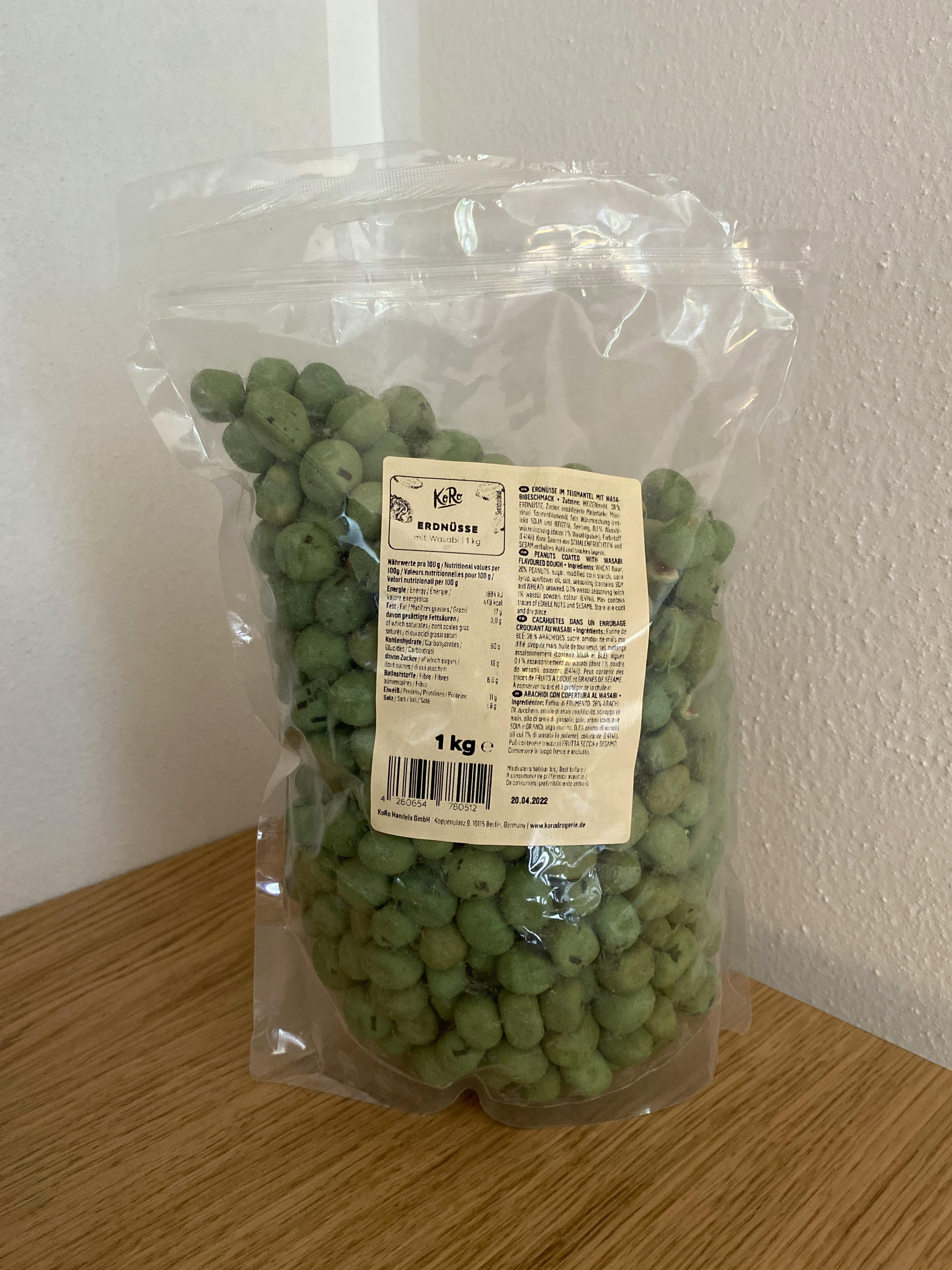 un sac en plastique rempli de pois verts