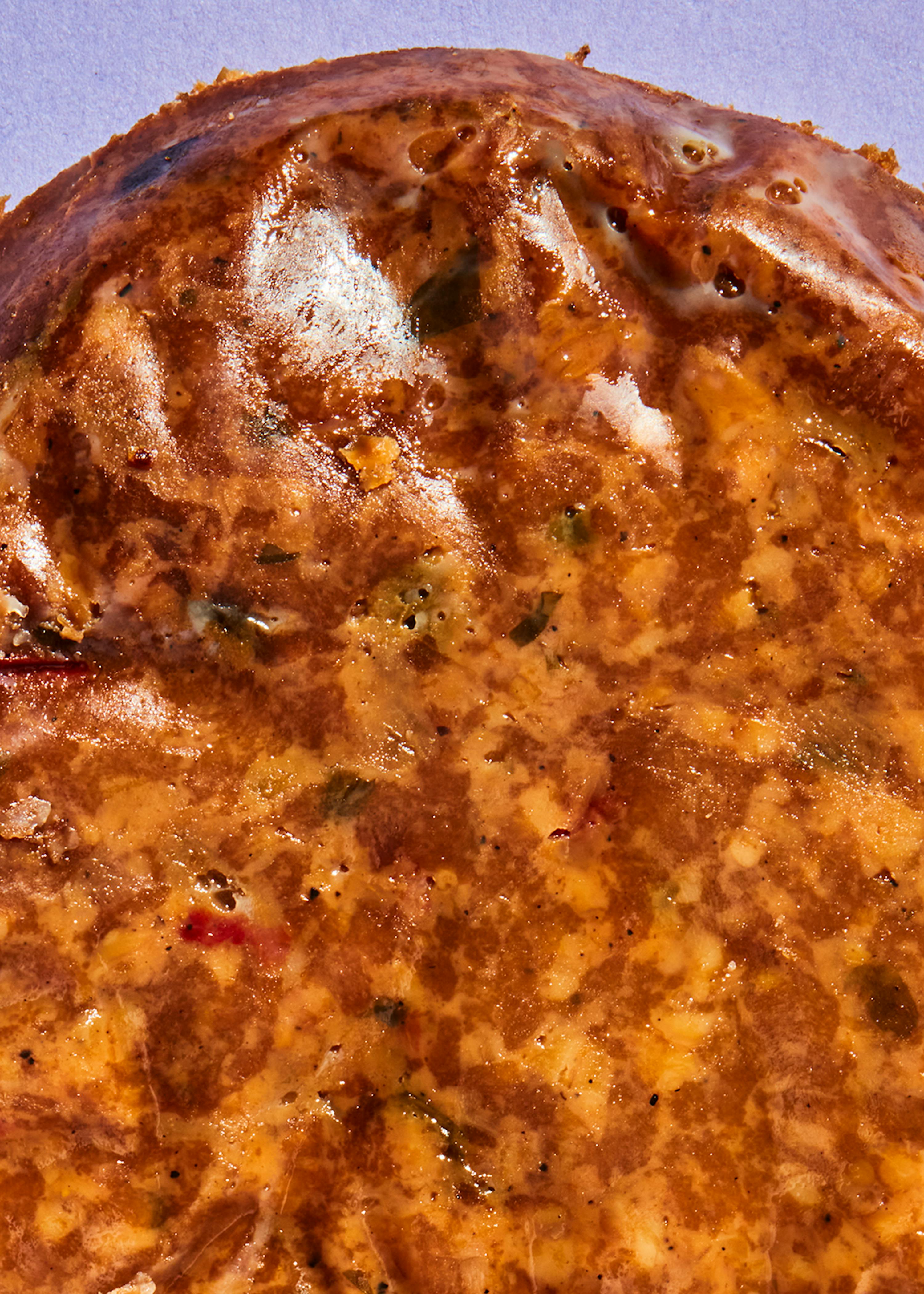 un primer plano de una pizza con un fondo púrpura