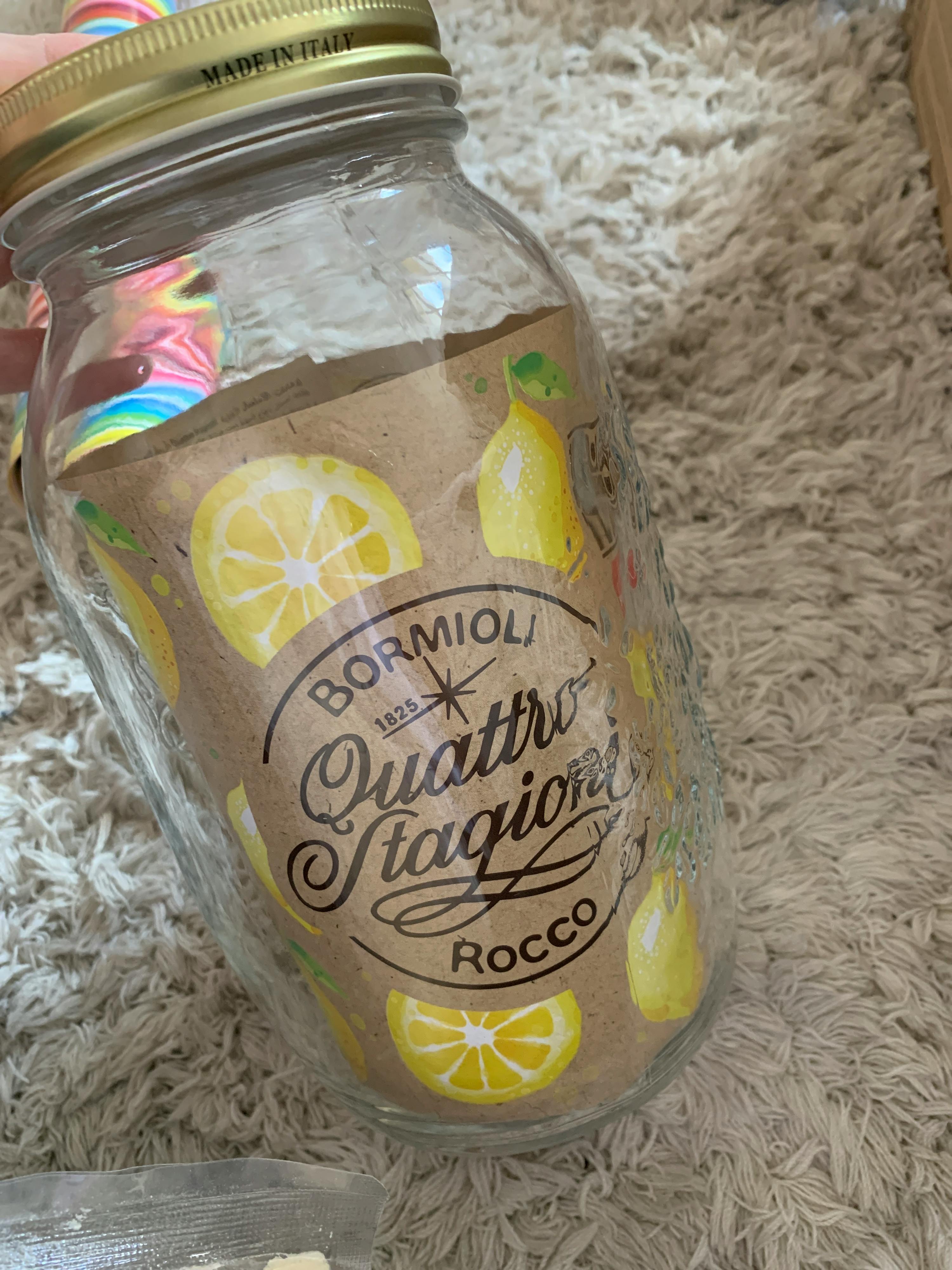 un barattolo di vetro con limoni su di esso