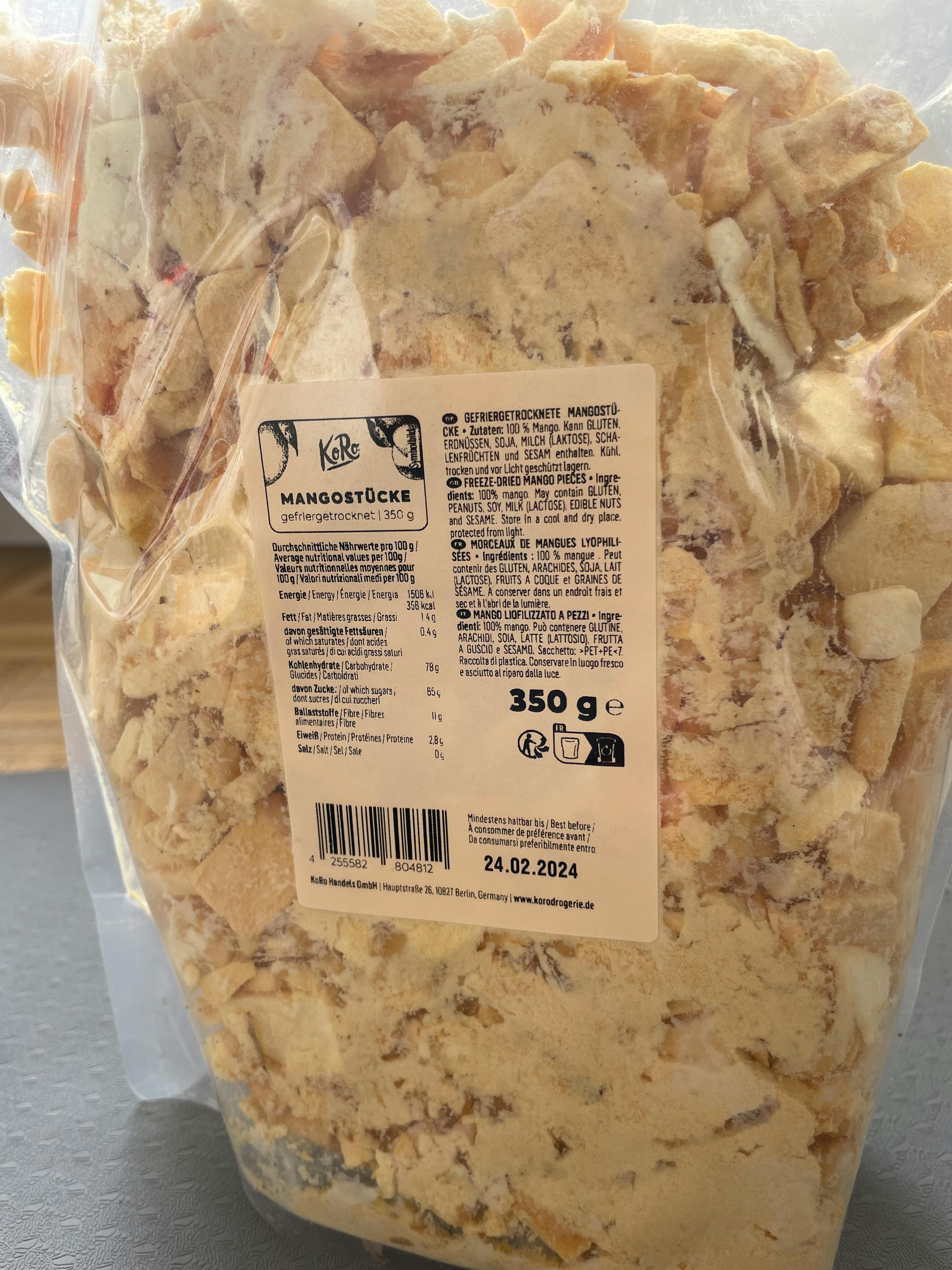 eine Packung mit einem Etikett auf der Rückseite steht auf einem Tisch