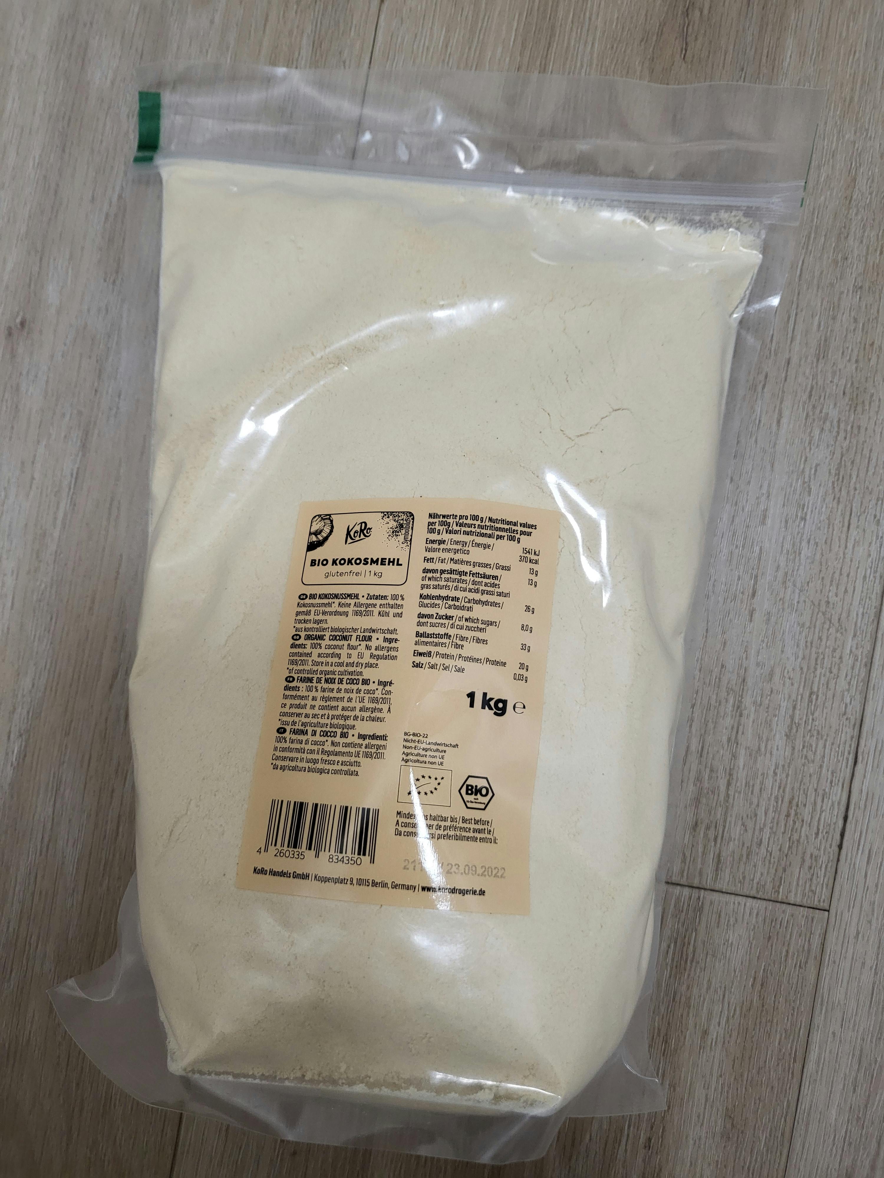 a bag of flour has a label that says " bio " on it