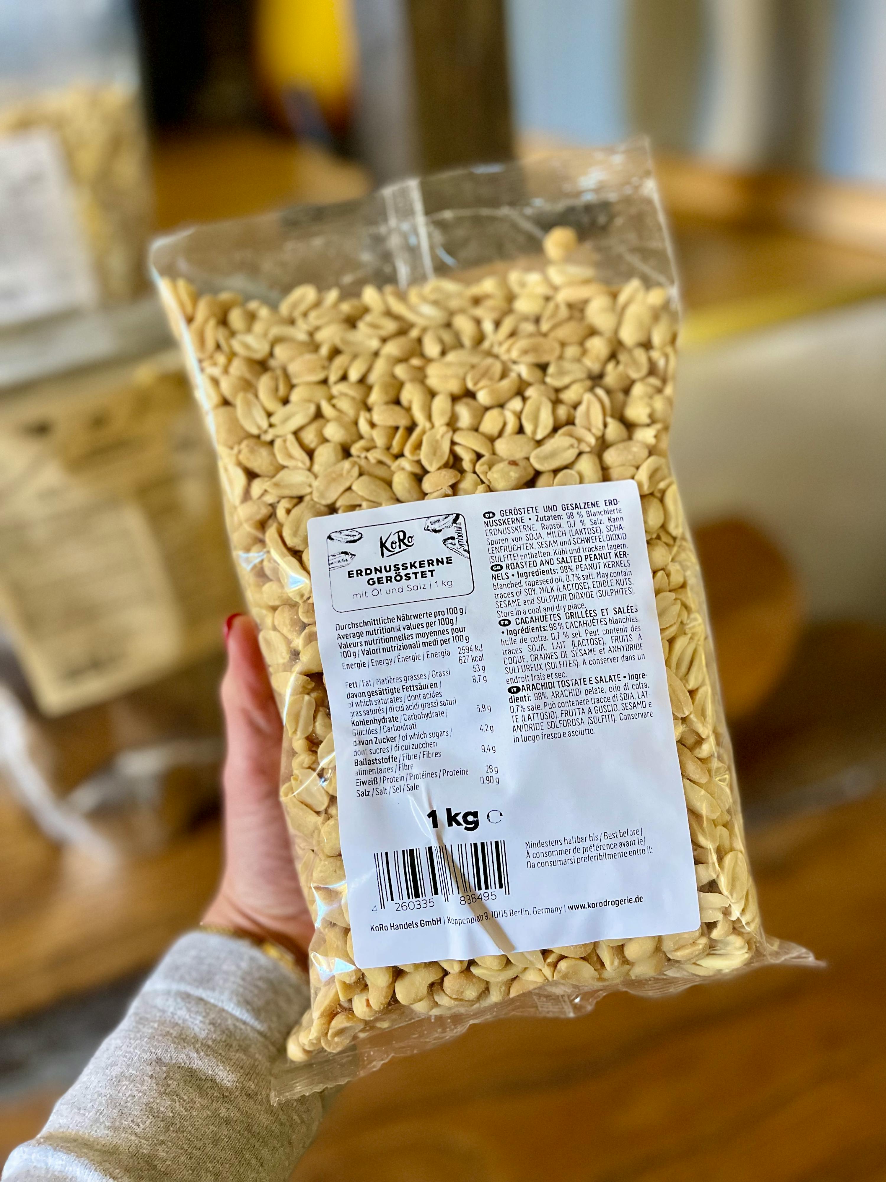 una persona tiene in mano un sacchetto di arachidi