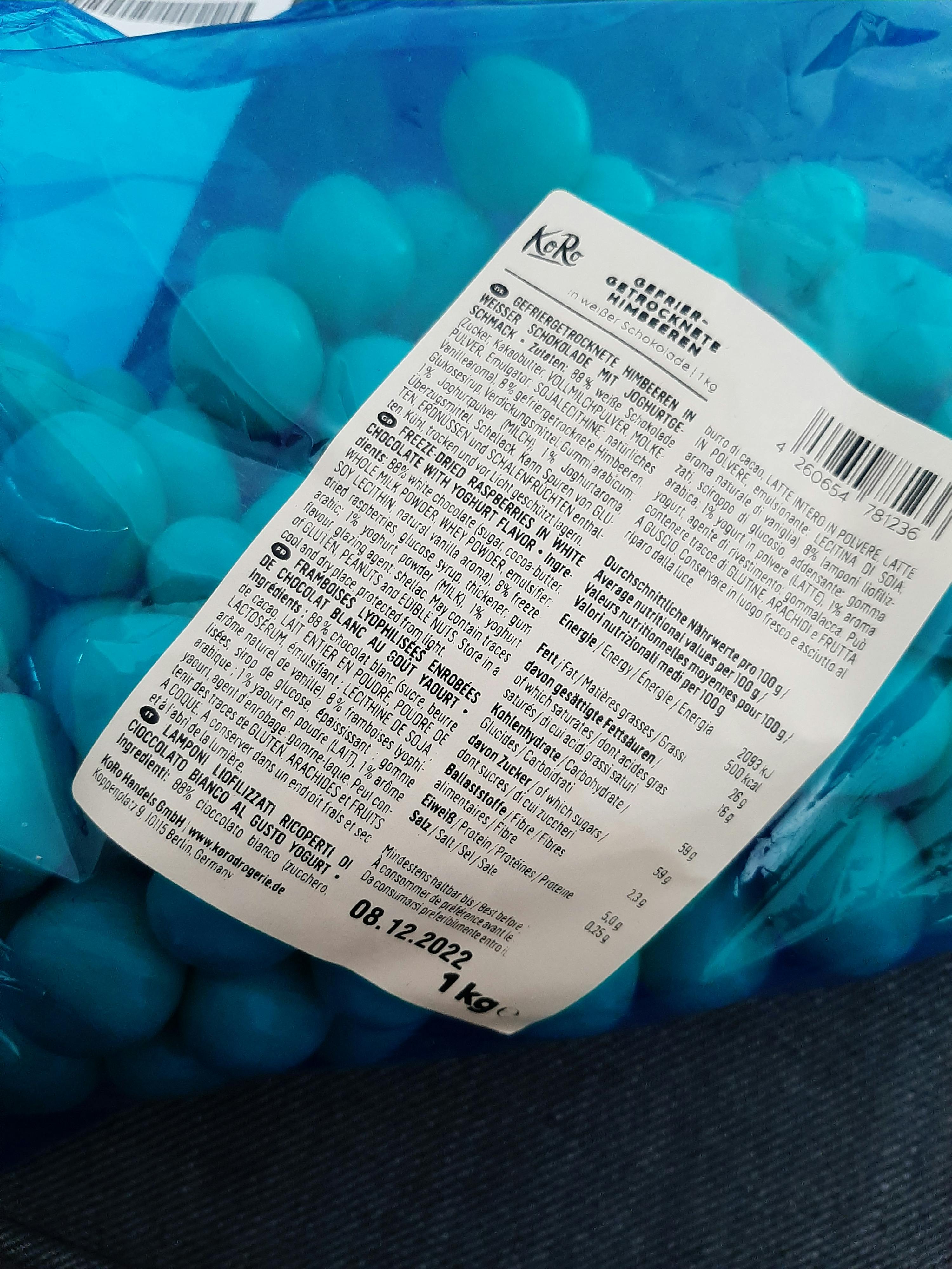 die Rückseite eines blauen Plastikbeutels mit einem Etikett auf der Rückseite