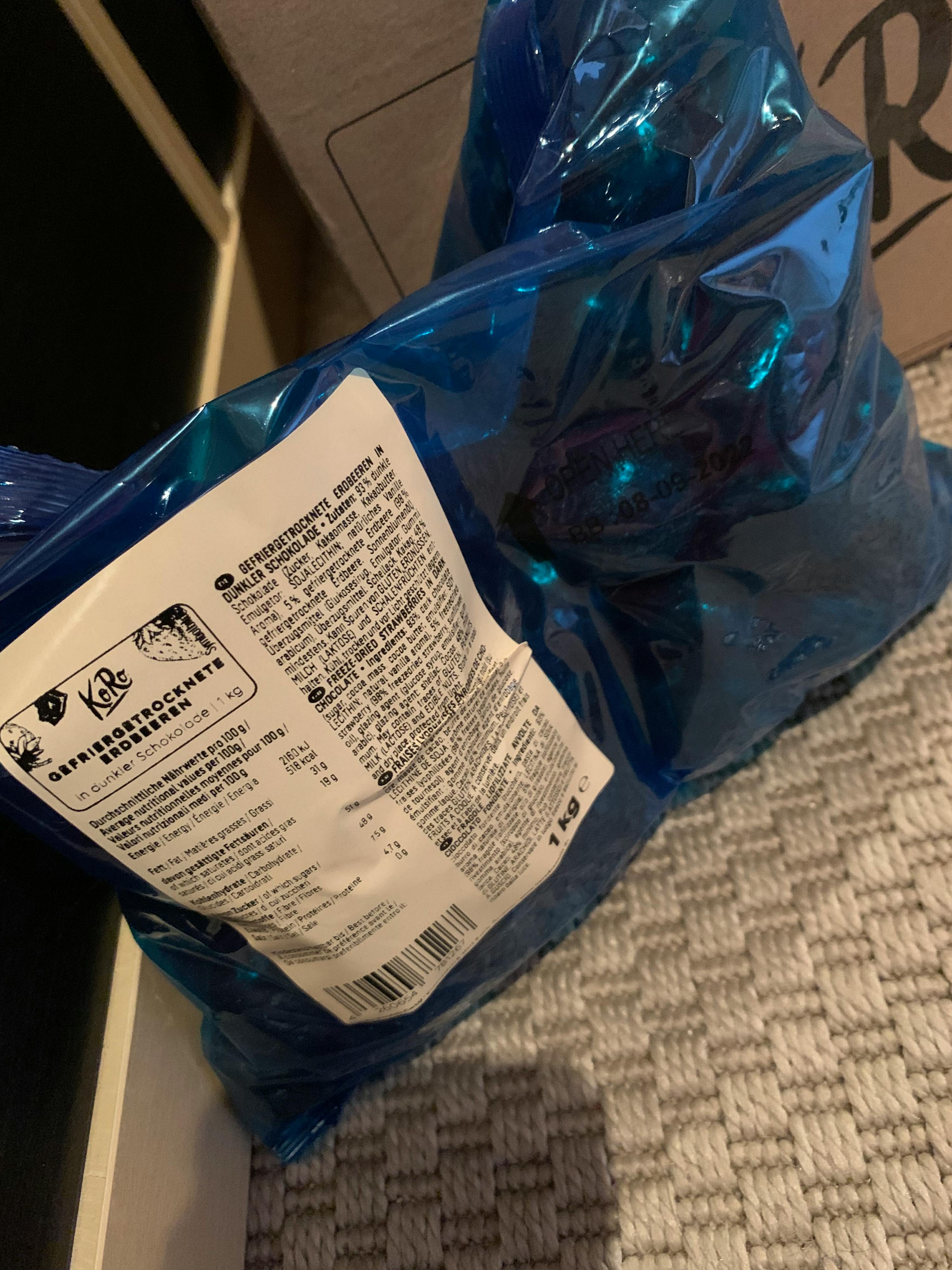 l' arrière d' un sac en plastique bleu avec une étiquette blanche