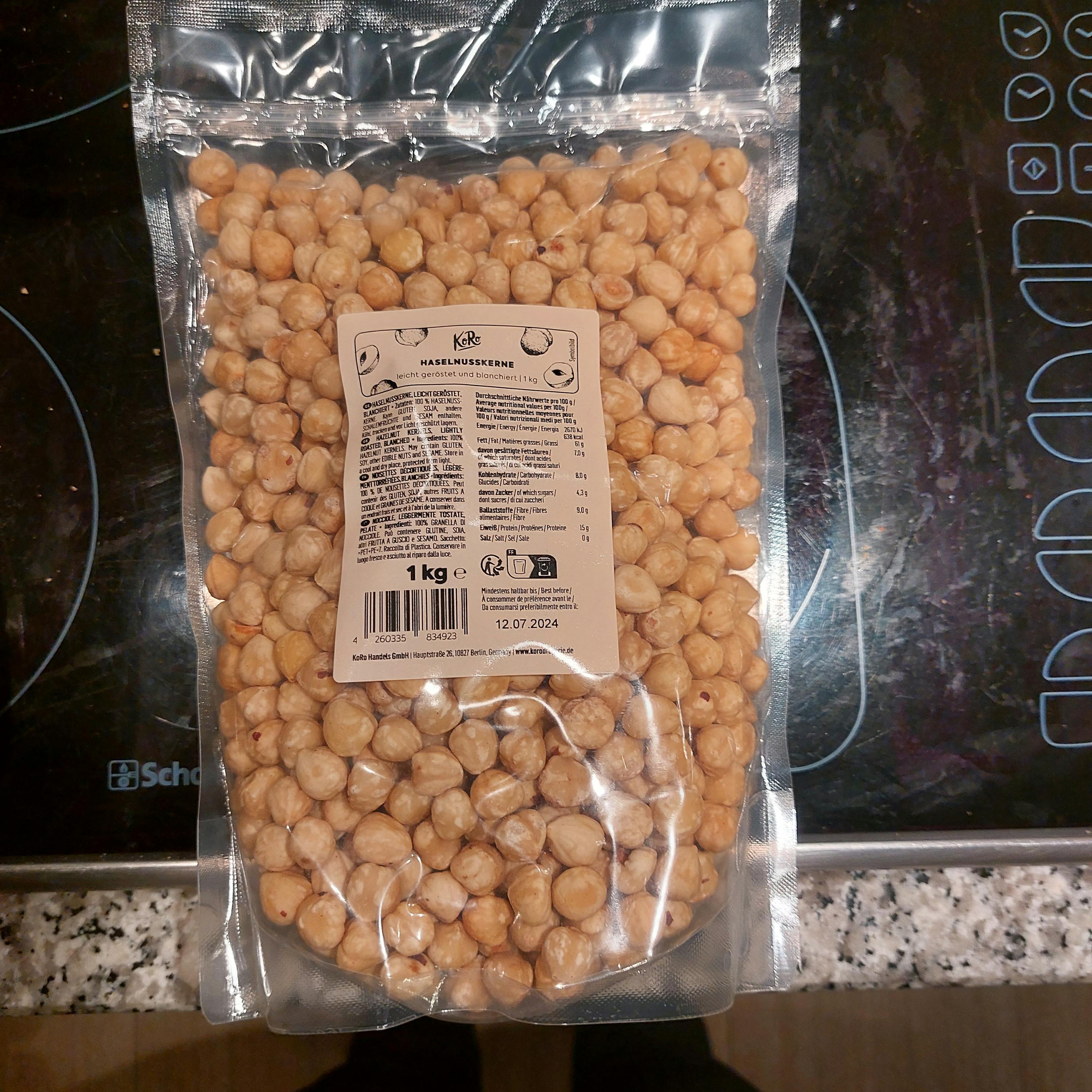 eine Plastiktüte mit Haselnüssen steht auf einem Herd