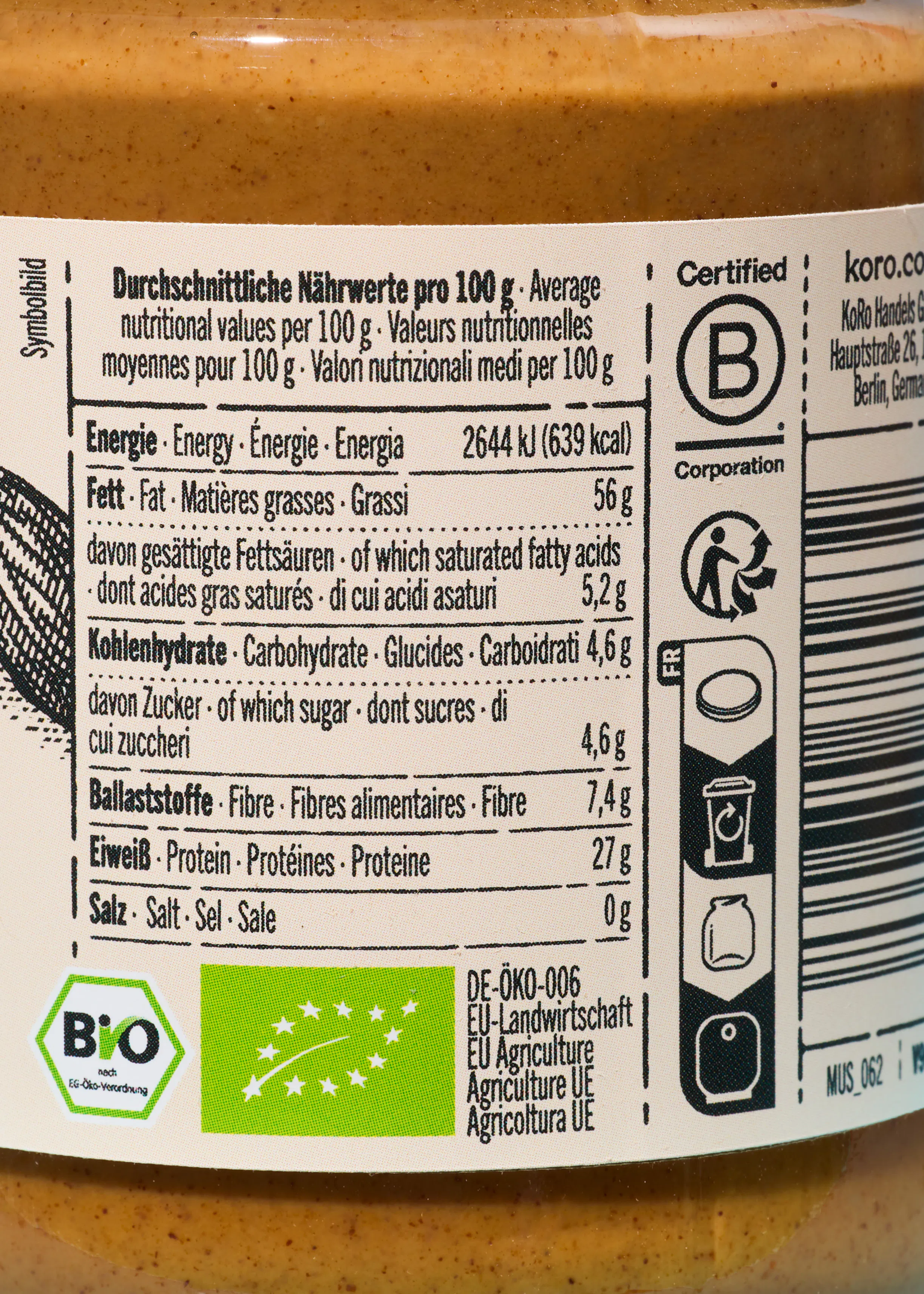 etichetta nutrizionale di un prodotto alimentare che mostra i valori medi per 100g in più lingue, inclusi energia, grassi, carboidrati, fibre, proteine e sale, con loghi di certificazione biologica e b corp.