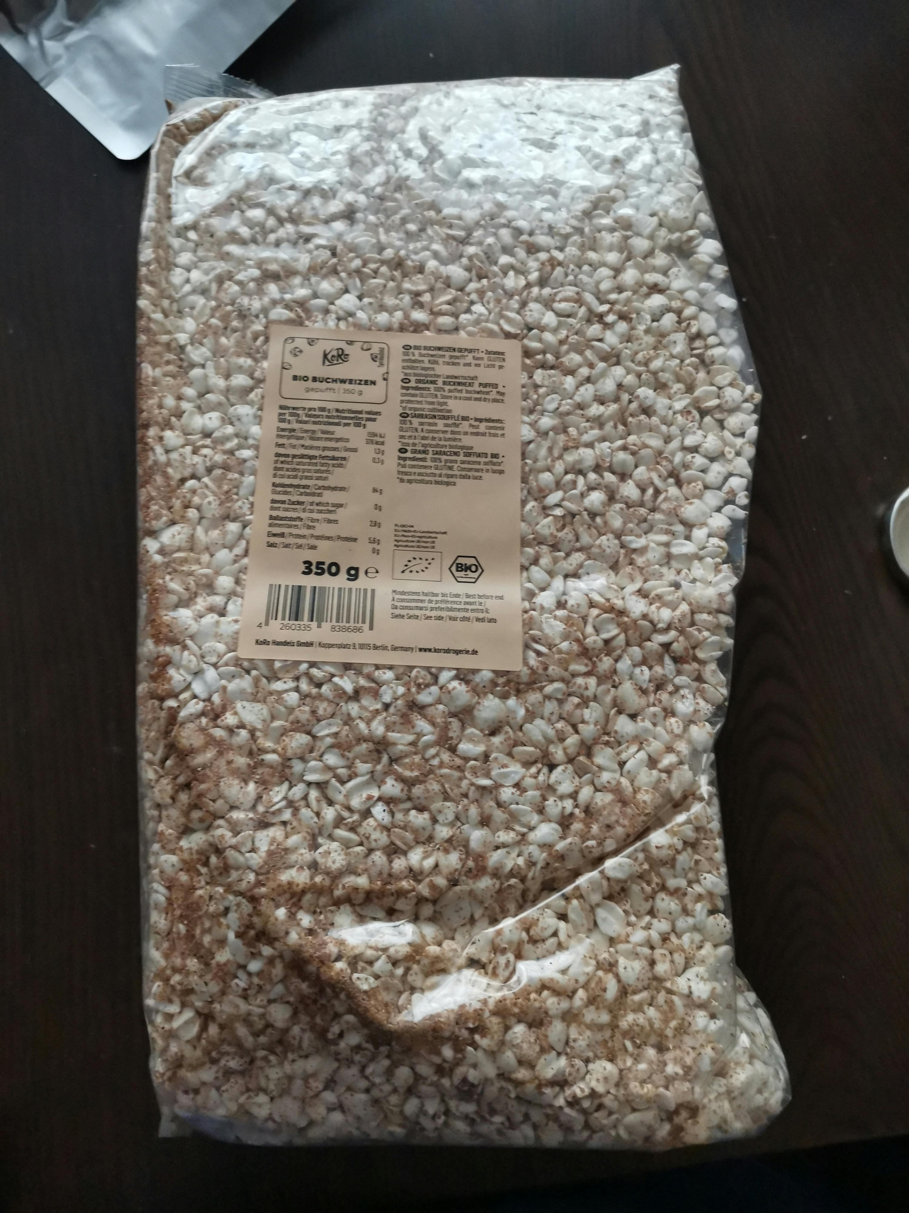 un sacchetto di popcorn è seduto su un tavolo marrone