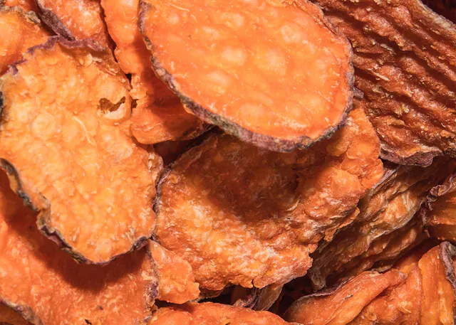 eine Nahaufnahme von einem Haufen Süßkartoffelchips