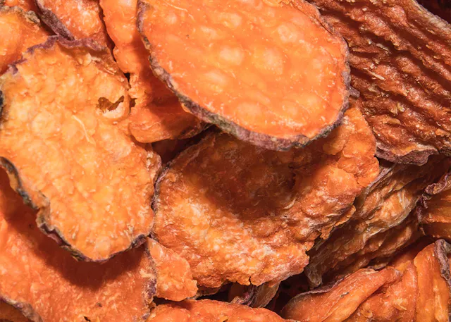 eine Nahaufnahme von einem Haufen Süßkartoffelchips