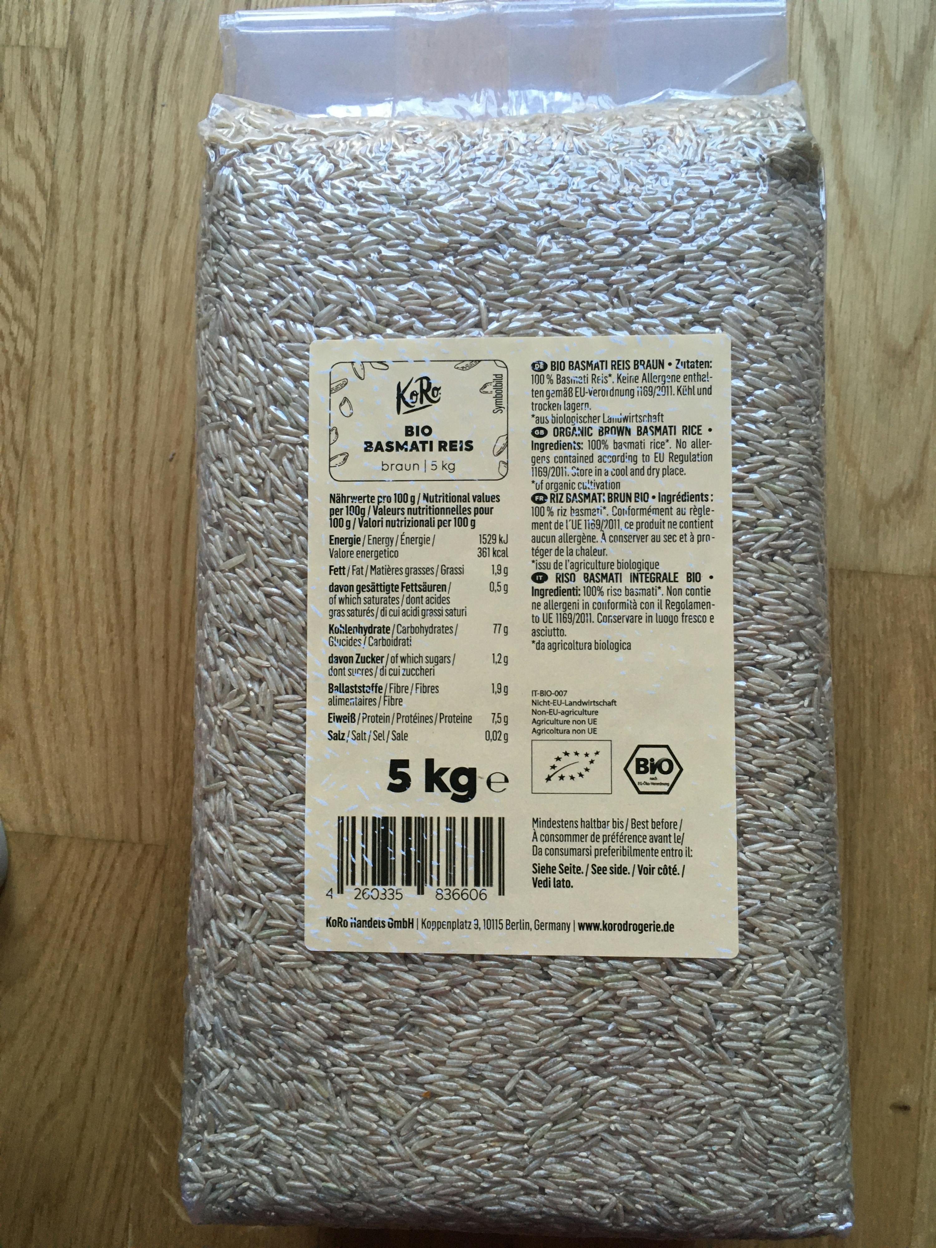 eine verpackte 5 kg basmati reis steht auf einem holztisch