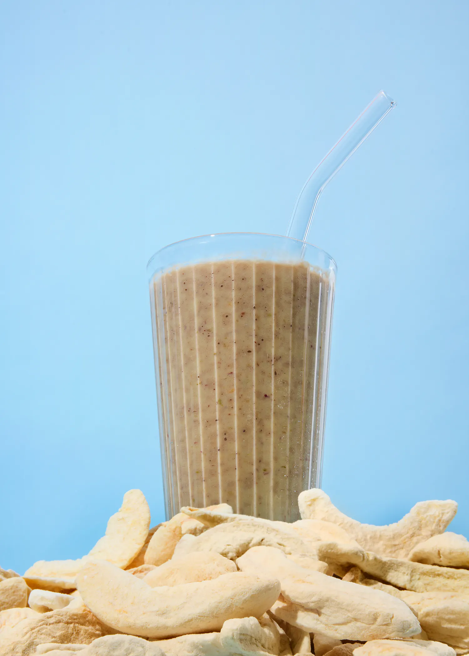 ein Glas mit einem Smoothie und einem Strohhalm