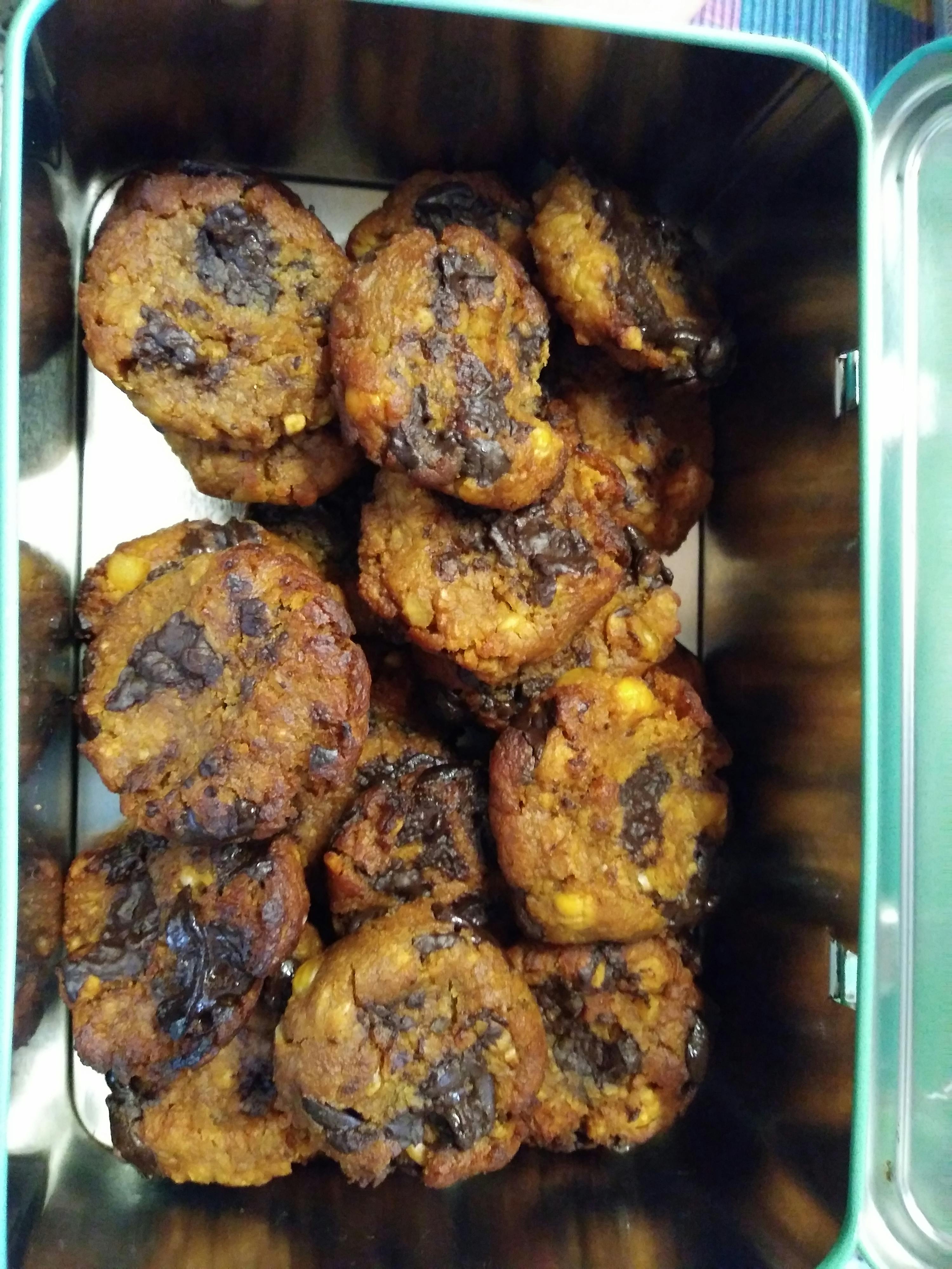 une boîte en métal remplie de biscuits aux pépites de chocolat