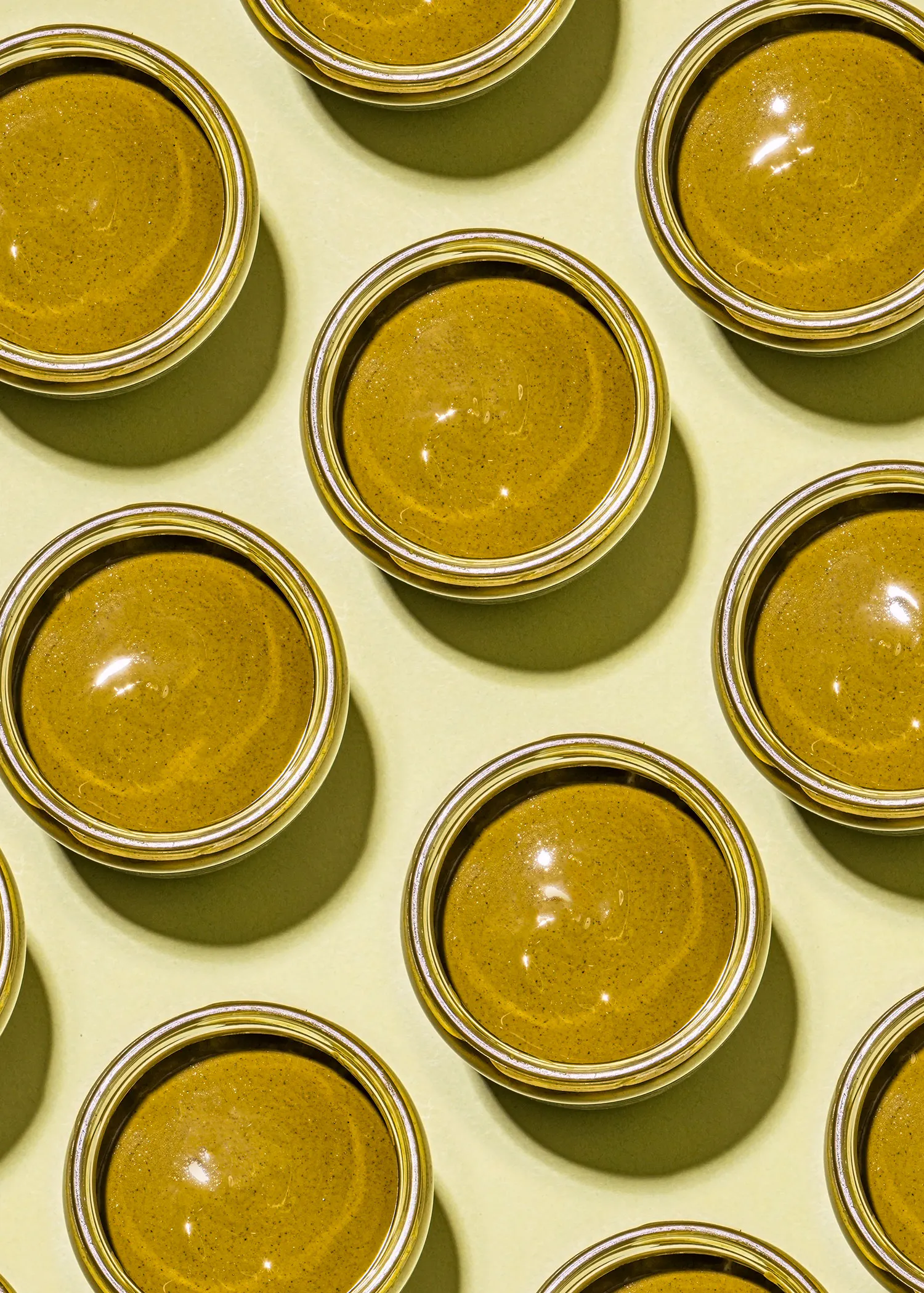 un motif de bols remplis d' un liquide jaune sur fond jaune