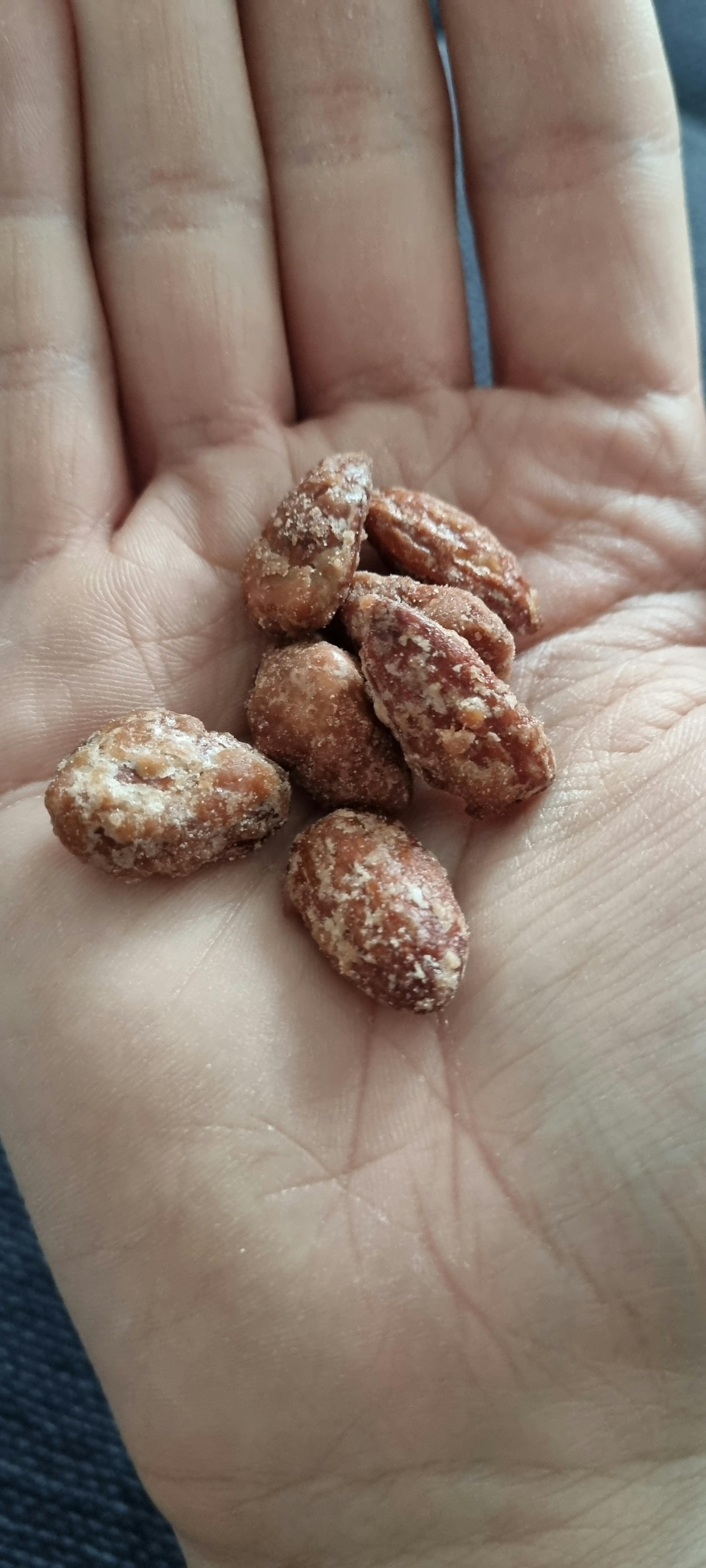 un gros plan d' une main tenant des noix