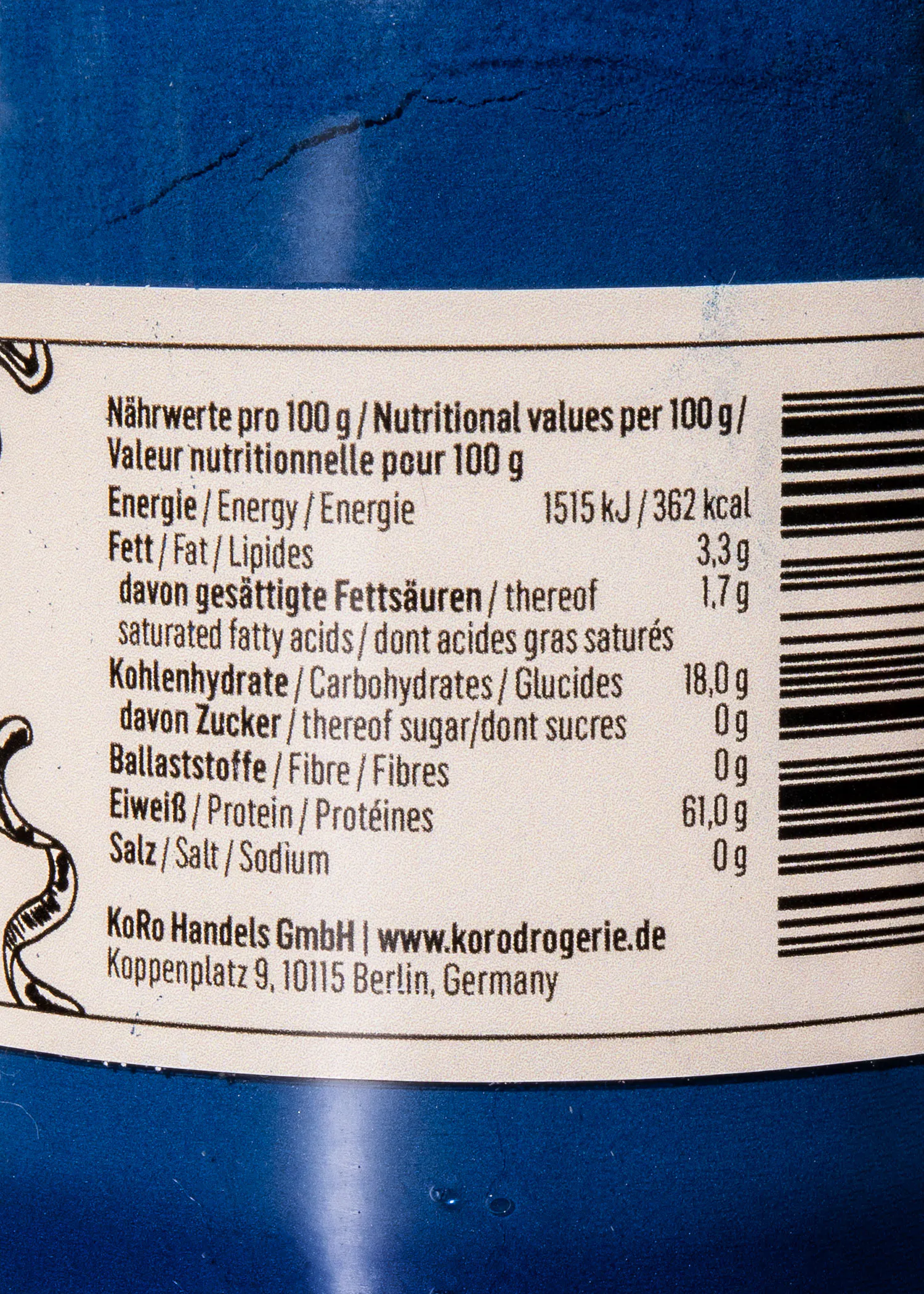 eine blaue Dose mit einer weißen Aufkleber auf der Rückseite