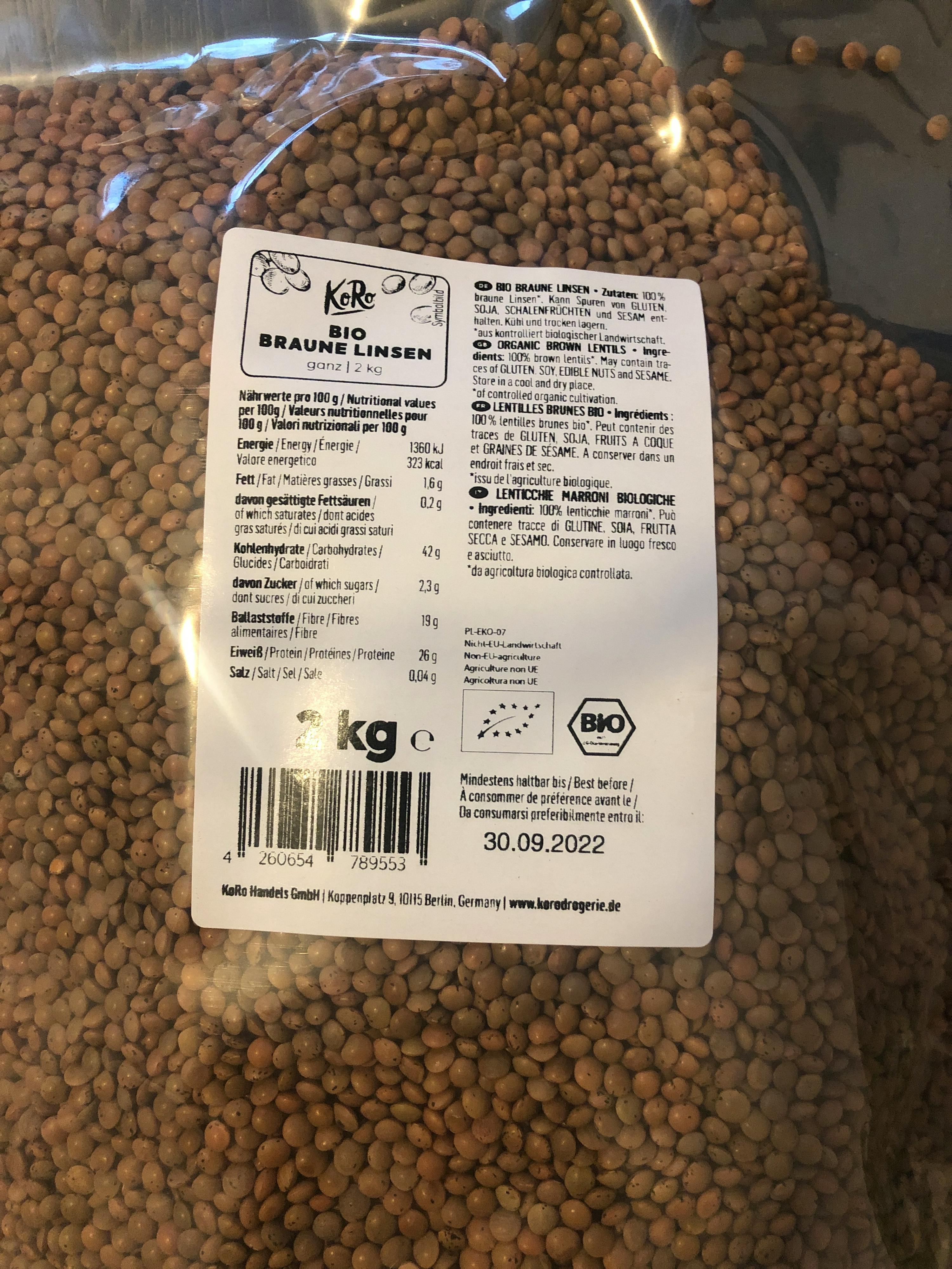 l' arrière d' un sac de lentilles brunes bio