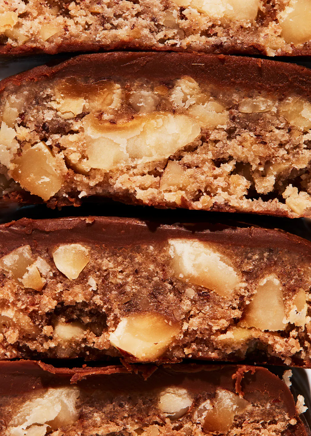 les biscuits sont empilés les uns sur les autres et recouverts de chocolat