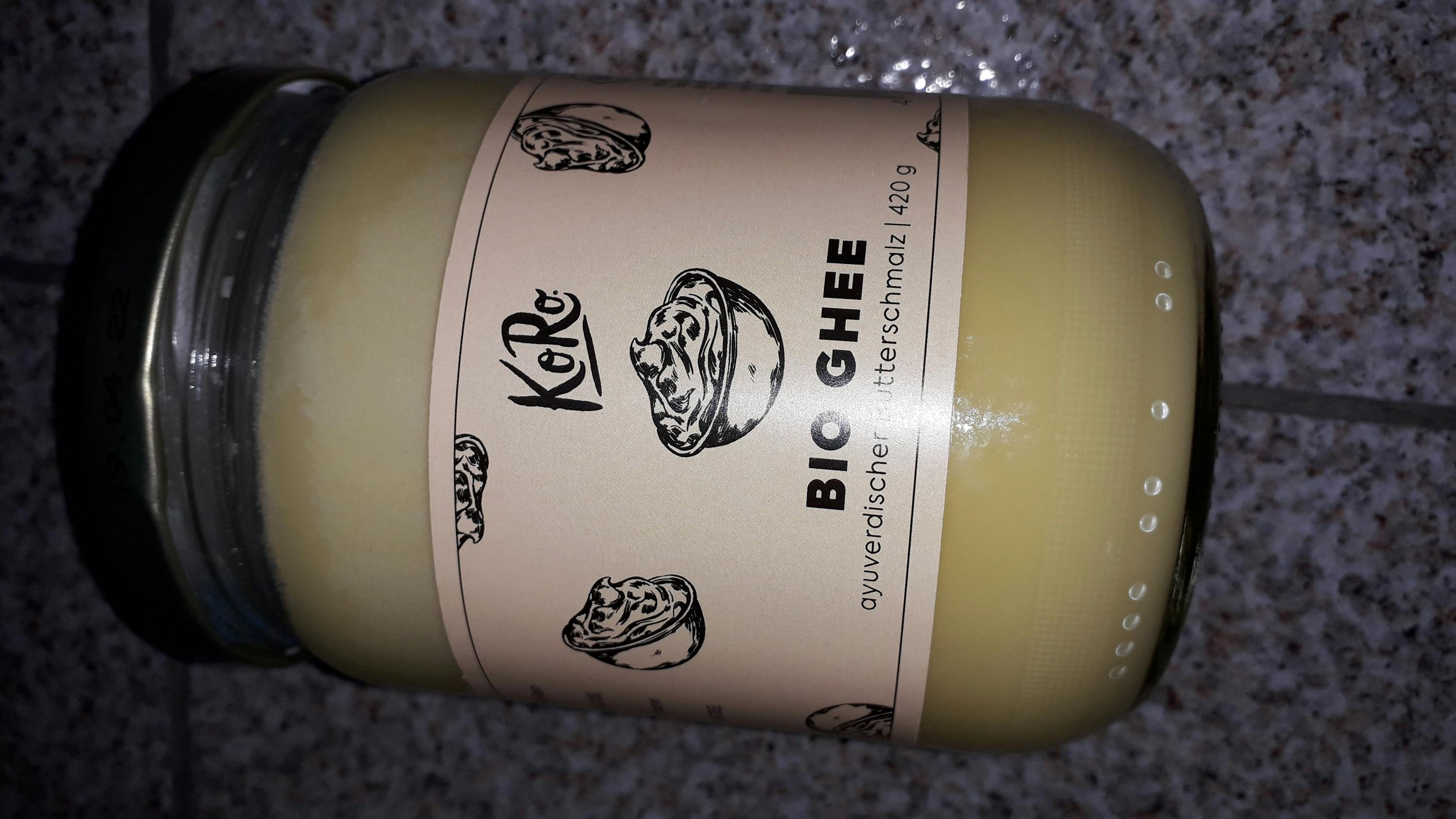 ein Glas bio ghee liegt auf einem Tisch