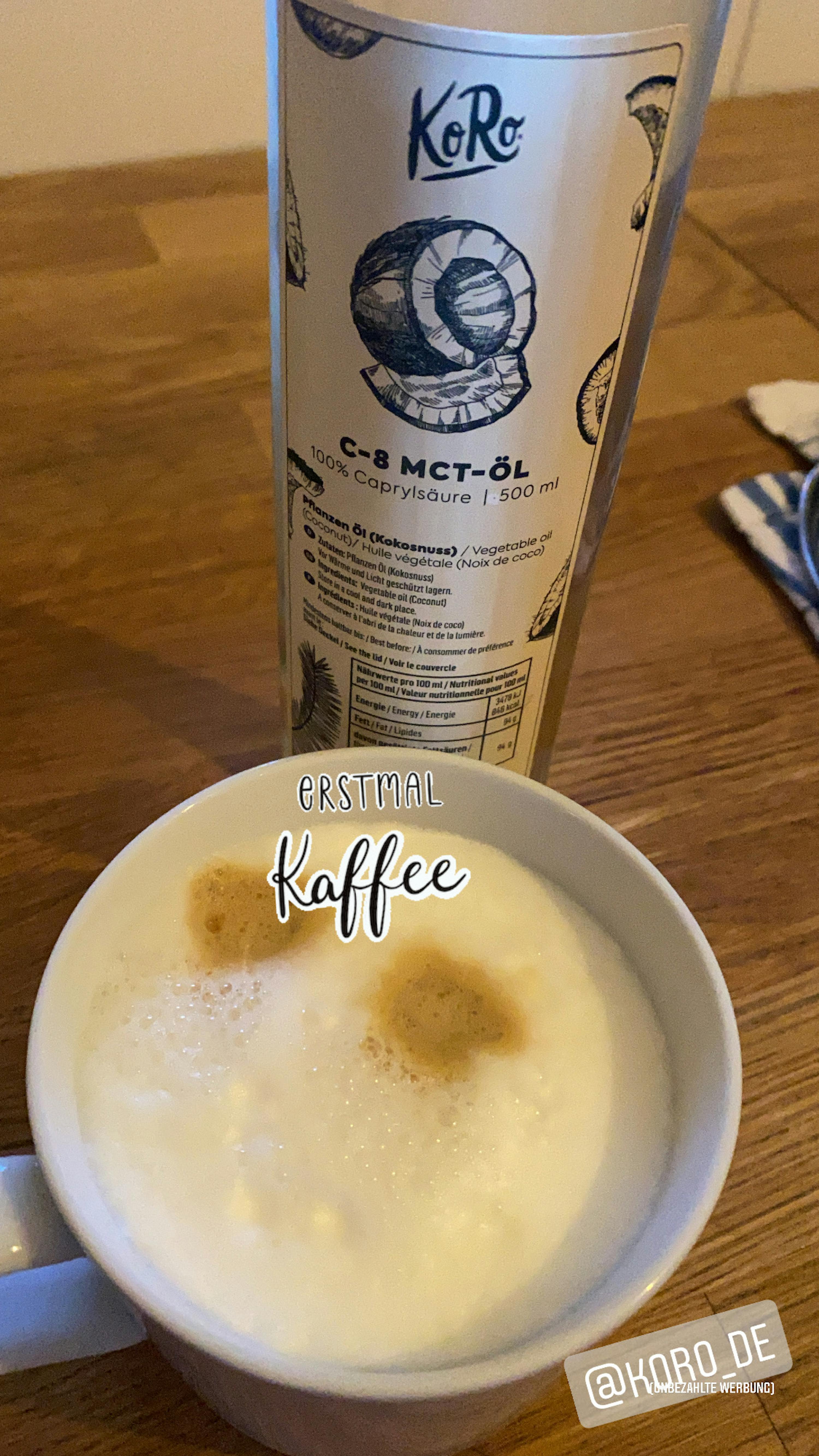 una ciotola di latte e una bottiglia di olio di cocco