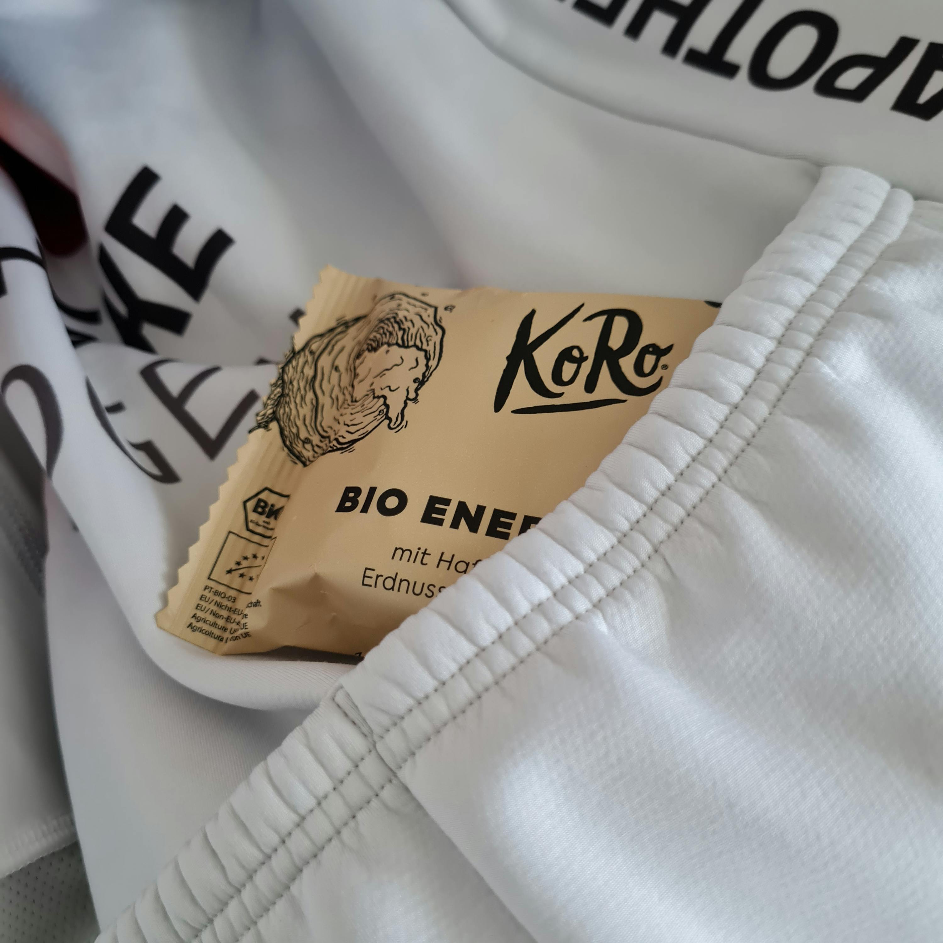 eine weiße Decke mit einem Stück bio energie von koro