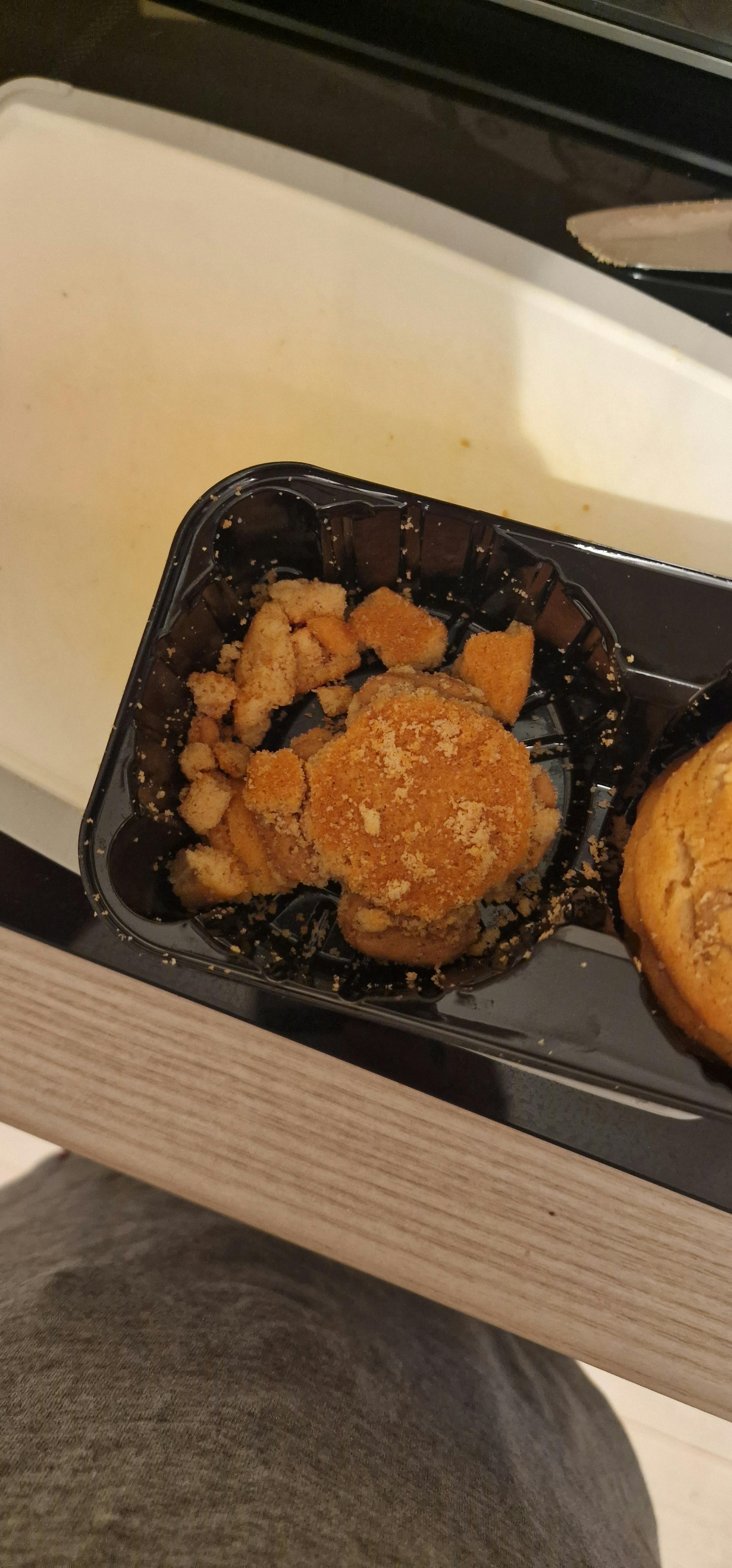 un contenitore di plastica con un pezzo di cibo in cima