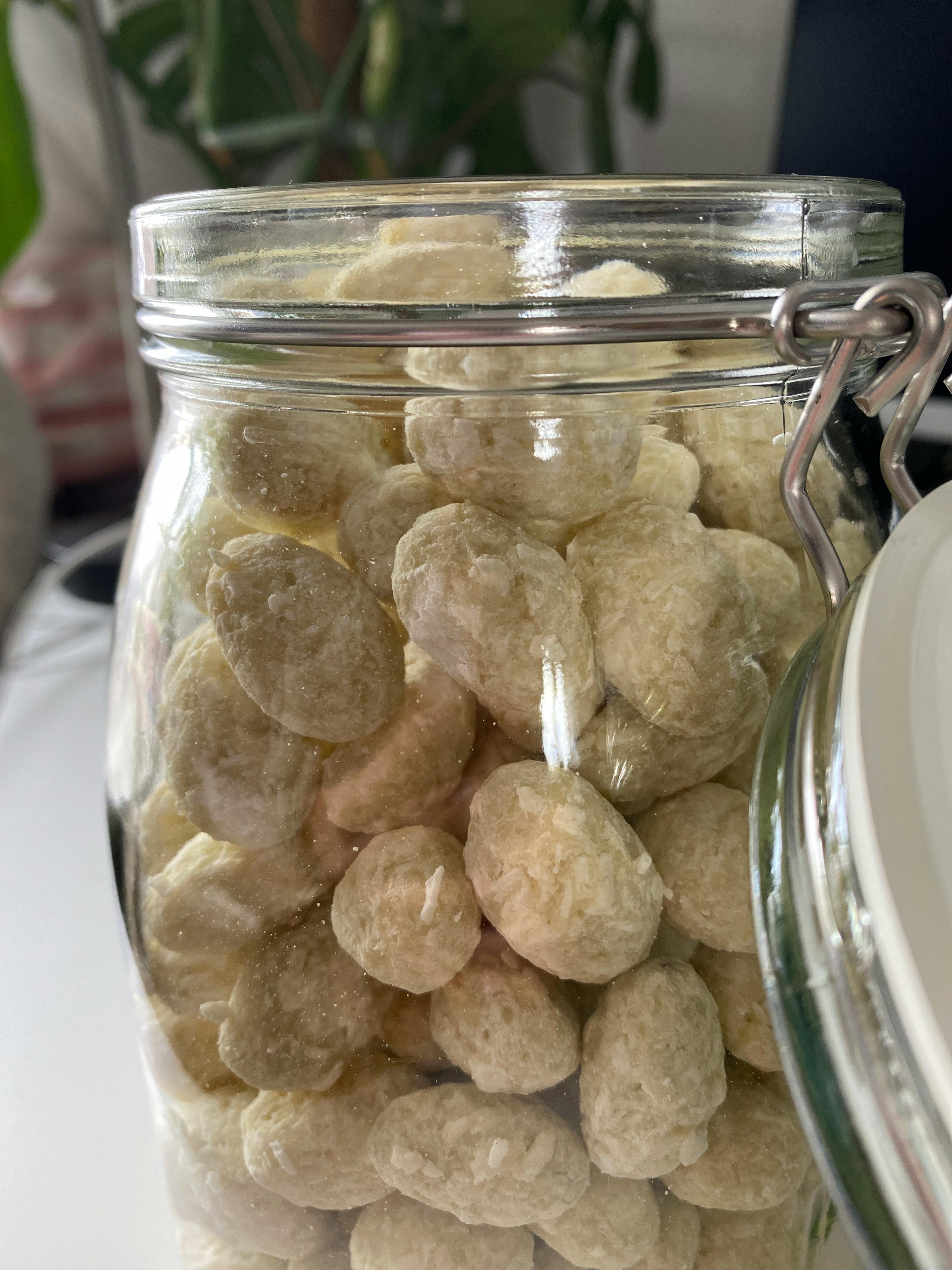 ein Glas gefüllt mit weißen Bällchen und einem weißen Deckel