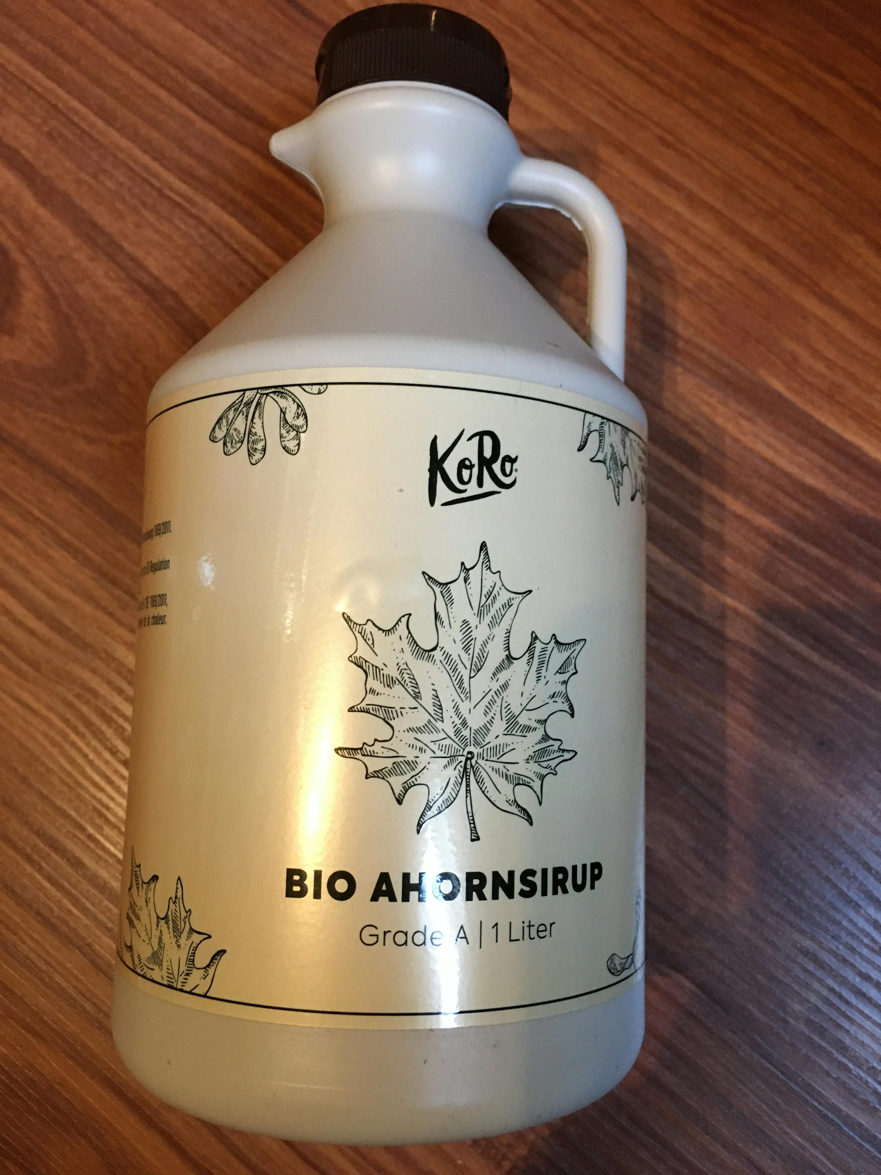 a bottle of bio ahornsirup sits on a wooden surface